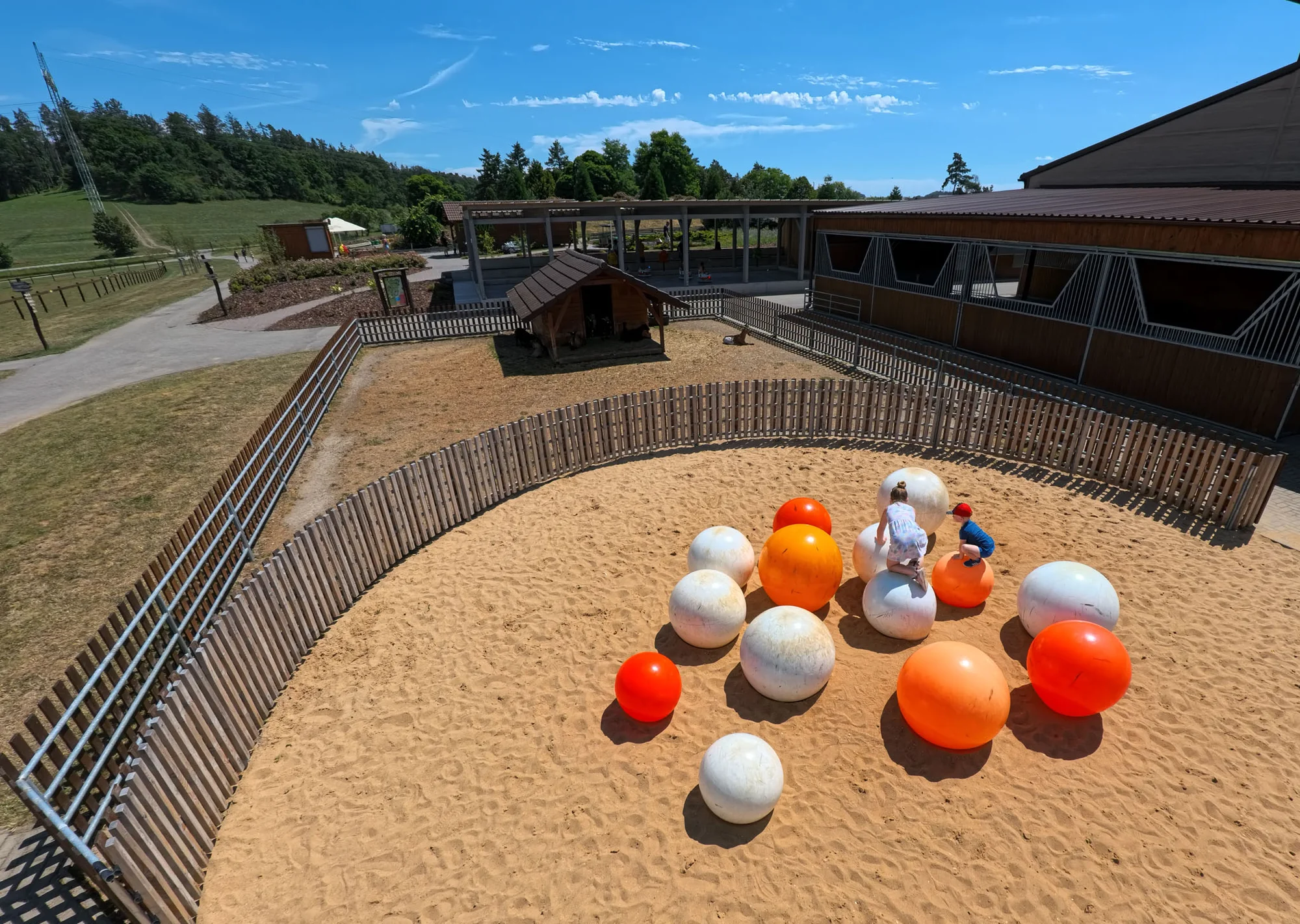 Celodenní vstup do Farmaparku včetně všech atrakcí a kyblík krmení nebo plyšák