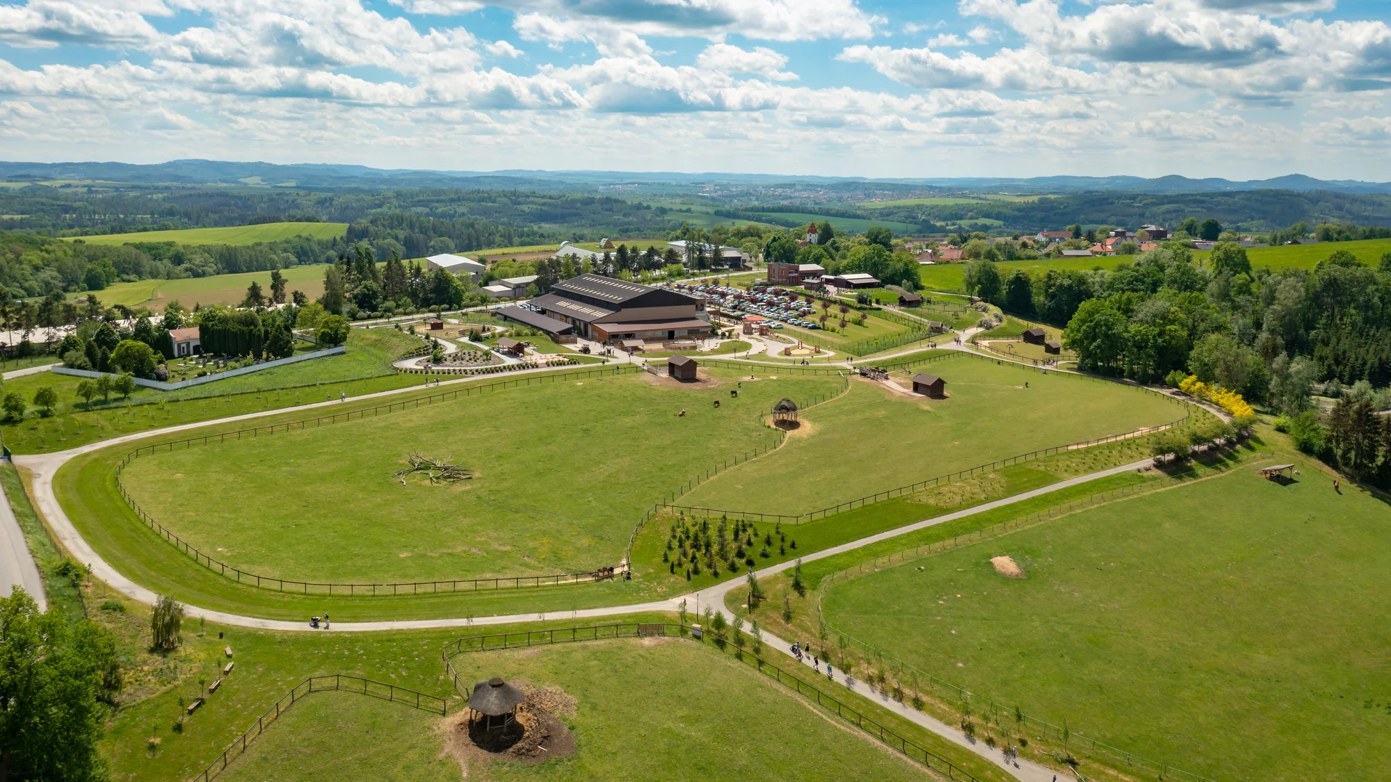 Celodenní vstup do Farmaparku včetně všech atrakcí a kyblík krmení nebo plyšák