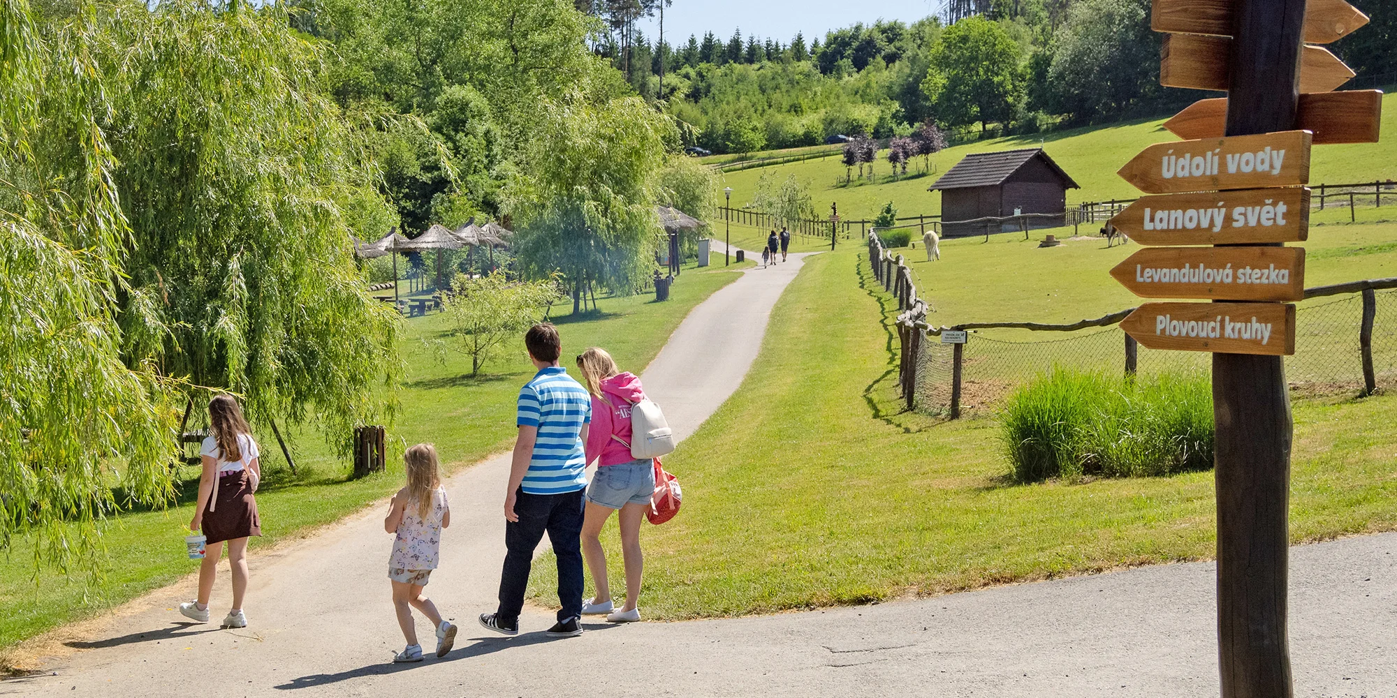 Celodenní vstup do Farmaparku včetně všech atrakcí a kyblík krmení nebo plyšák