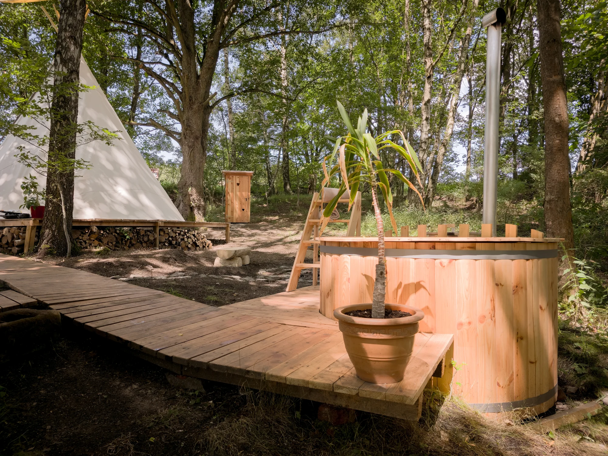 Zážitkové nocování ve vybaveném teepee: sprcha s teplou vodou, solární elektřina i koupací sud