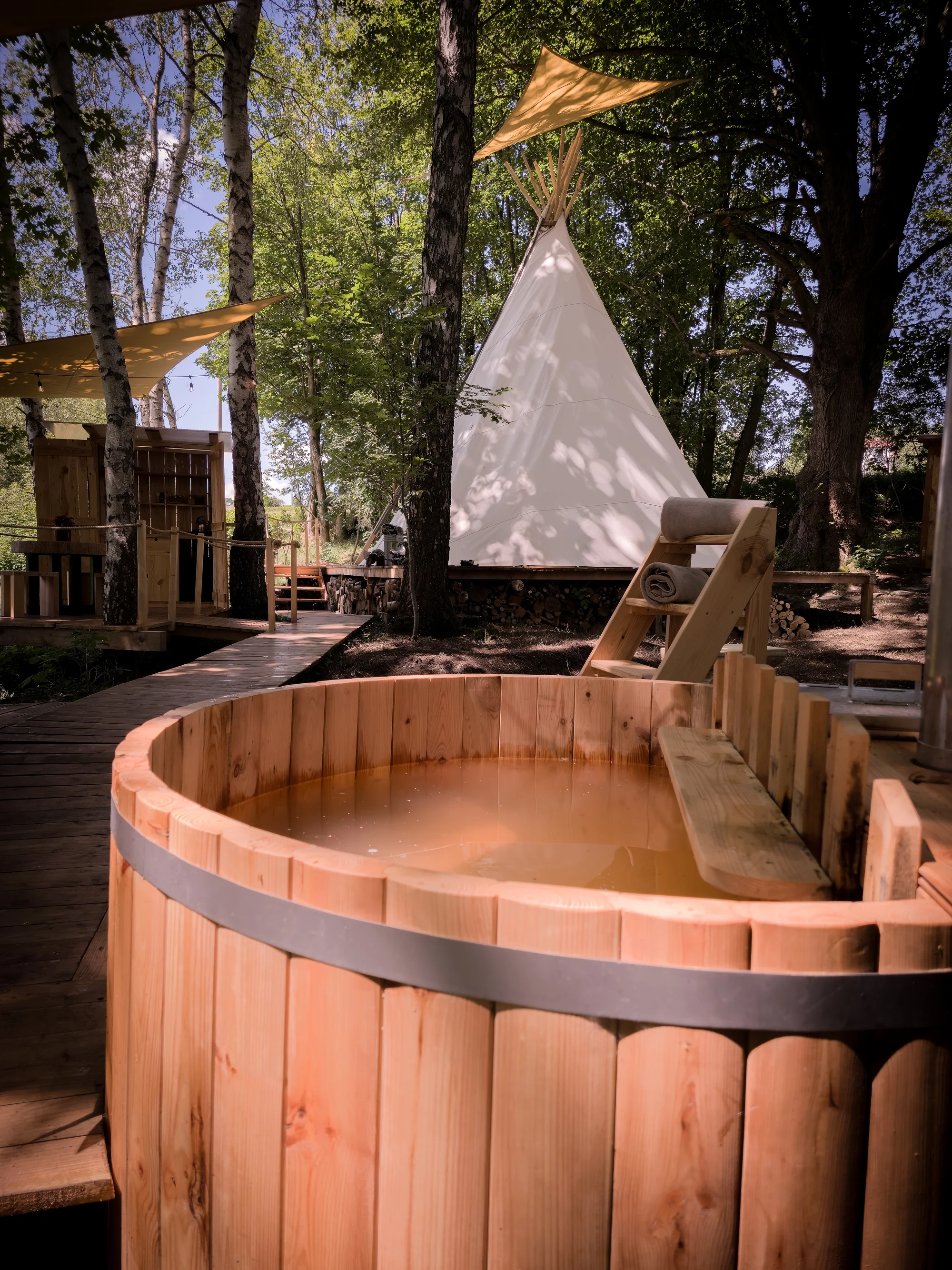 Zážitkové nocování ve vybaveném teepee: sprcha s teplou vodou, solární elektřina i koupací sud