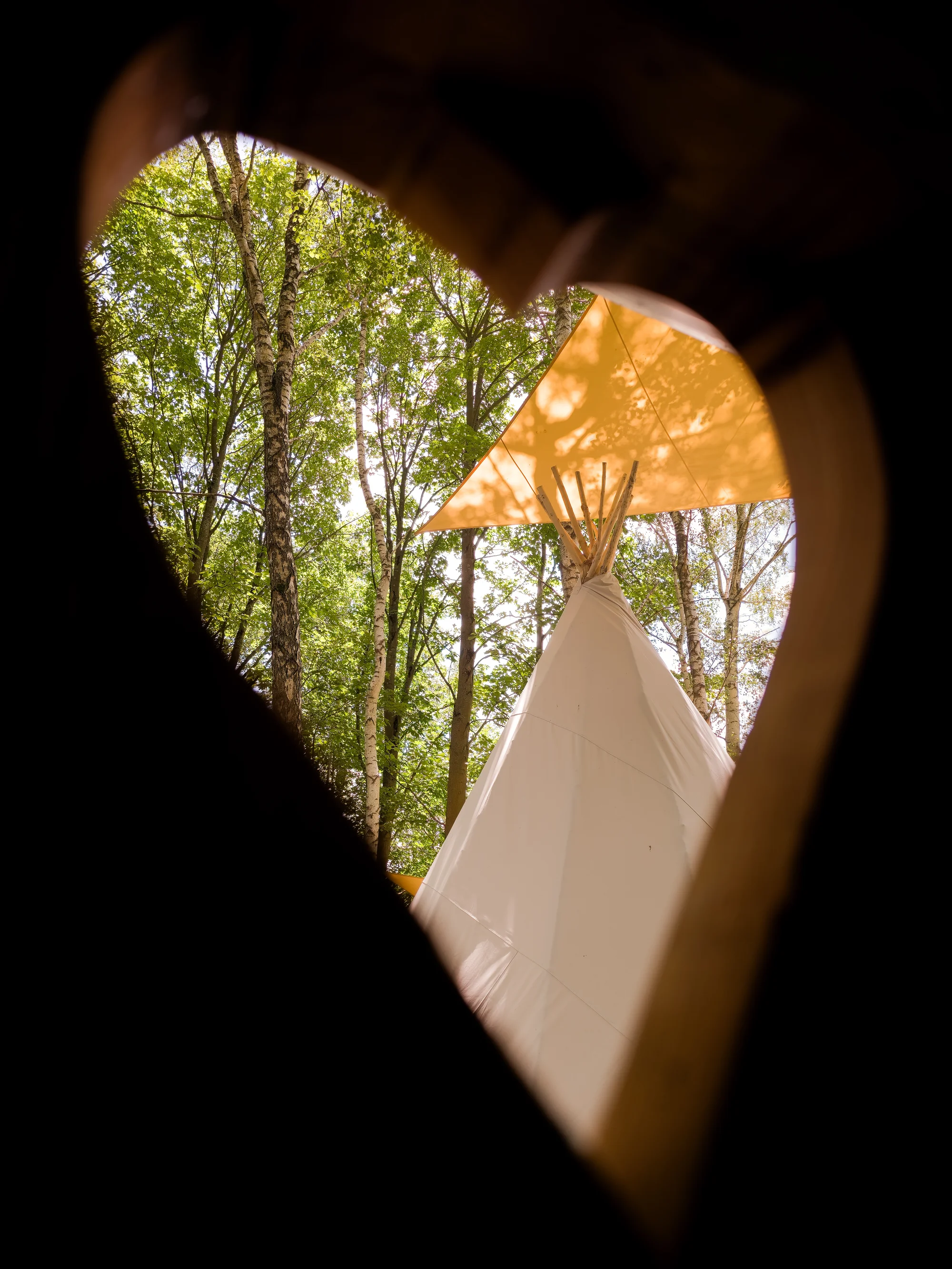 Zážitkové nocování ve vybaveném teepee: sprcha s teplou vodou, solární elektřina i koupací sud