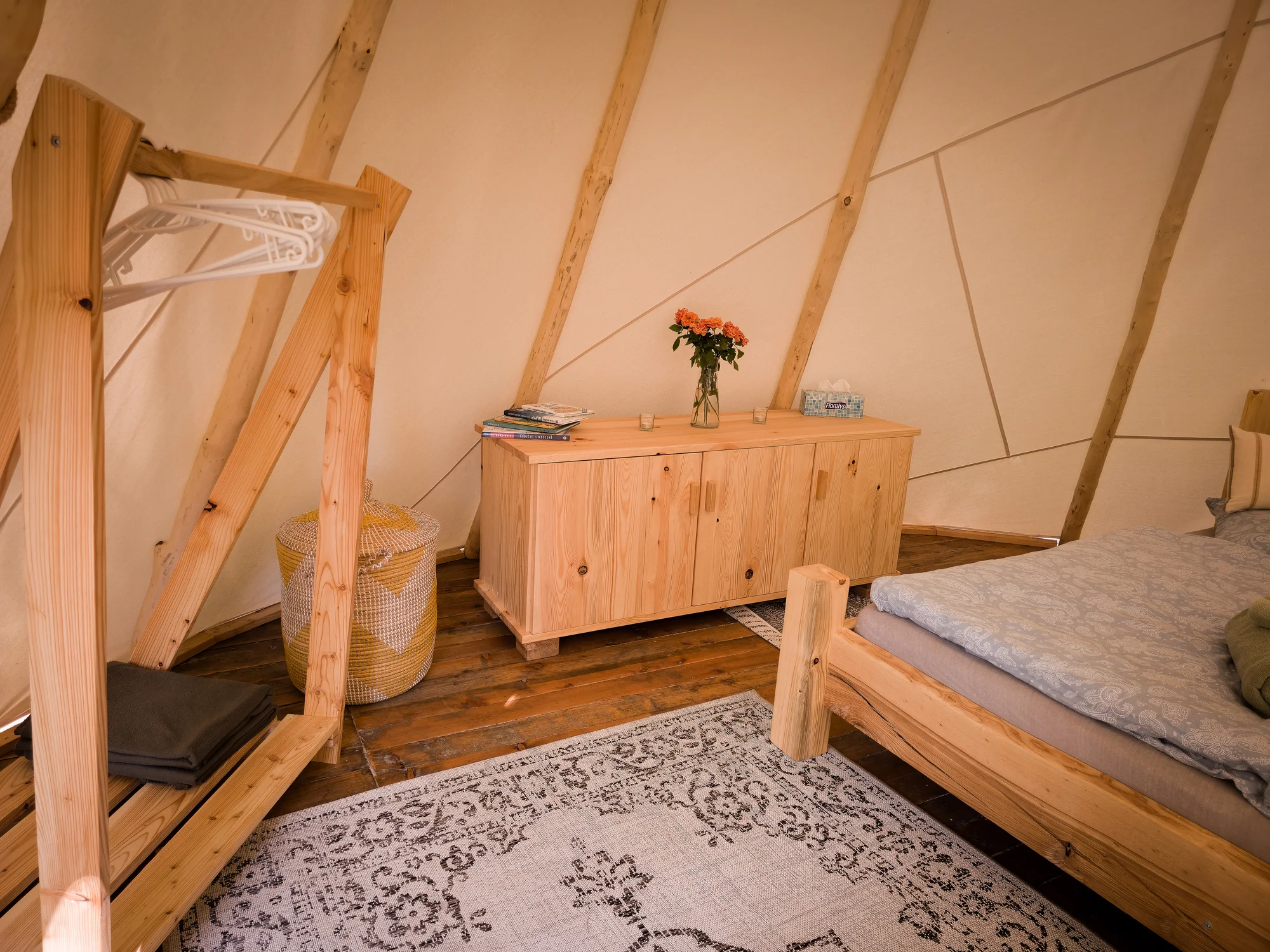 Zážitkové nocování ve vybaveném teepee: sprcha s teplou vodou, solární elektřina i koupací sud