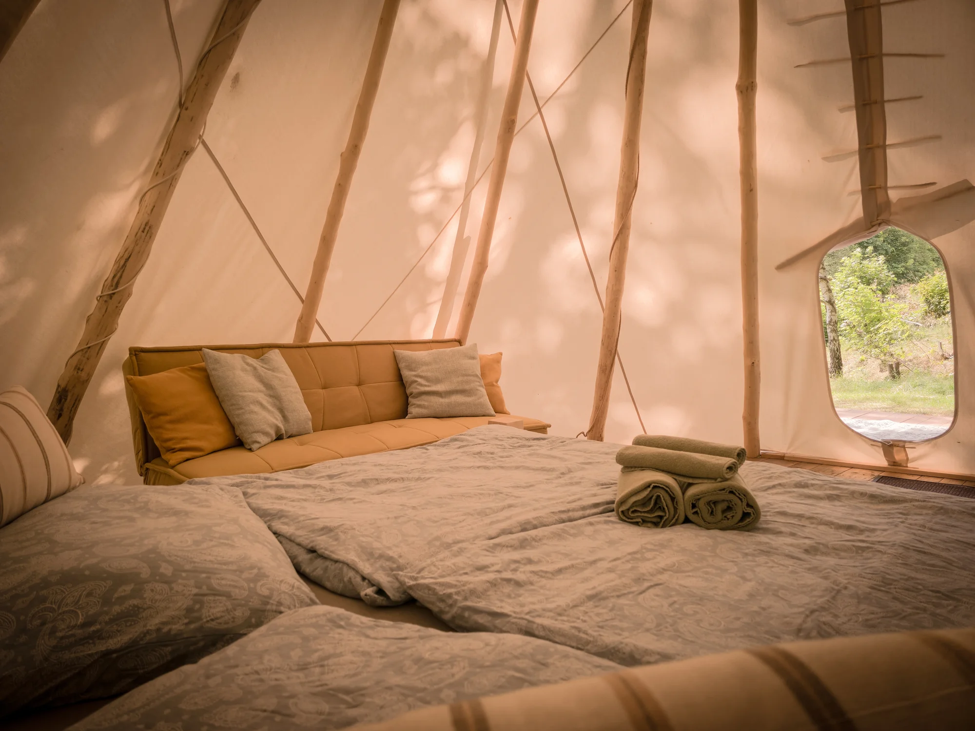 Zážitkové nocování ve vybaveném teepee: sprcha s teplou vodou, solární elektřina i koupací sud