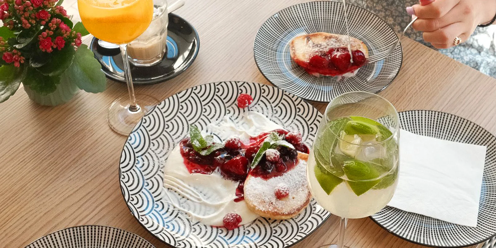 Voucher v hodnotě 300–1000 Kč do kavárny na Vinohradech: káva, matcha, koláče i brunche