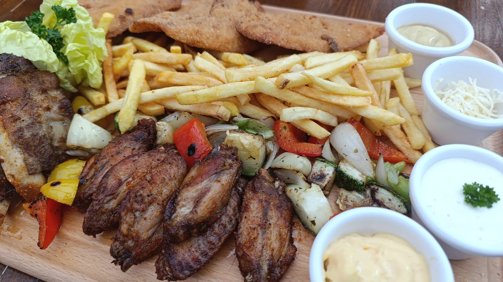 Prkno plné masa a příloh: smažené řízky, grilovaná křídla i pečená žebírka
