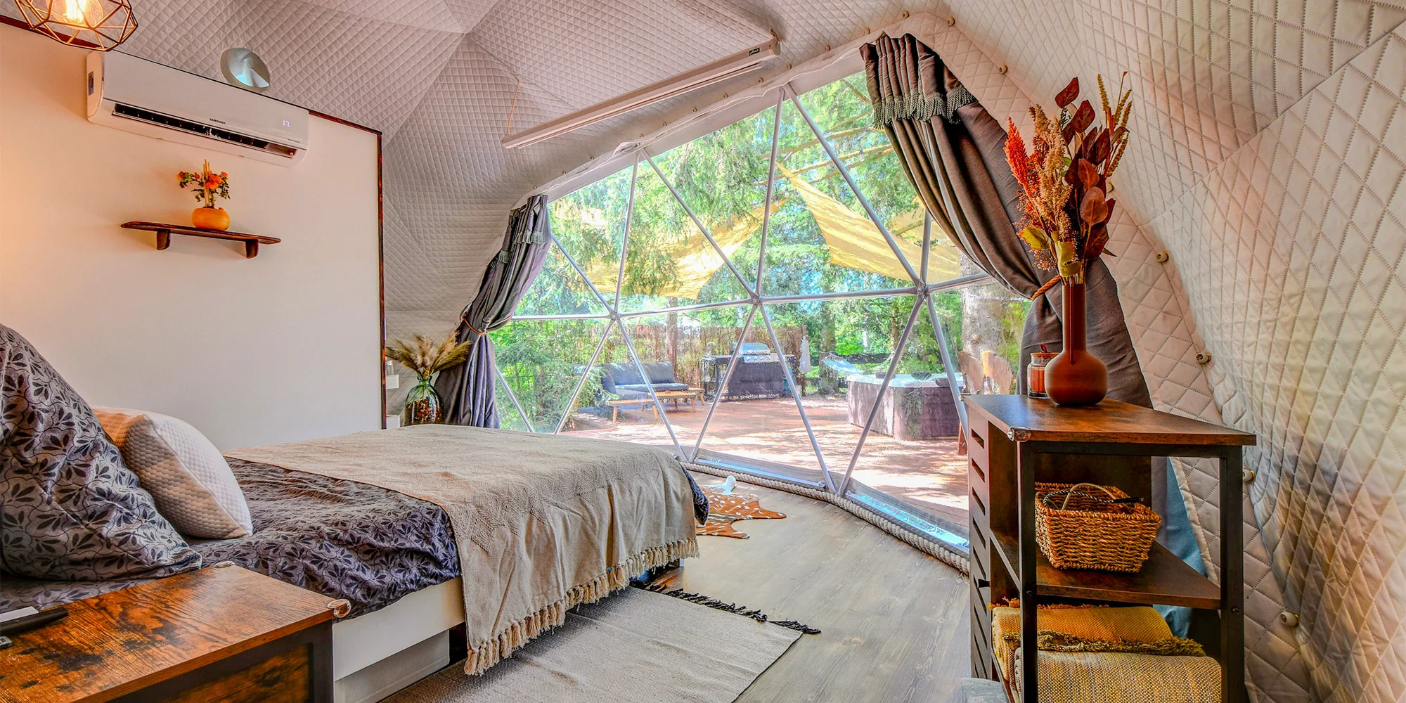 Glamping u pláže na Slapech: snídaně i privátní vířivka a venkovní sauna