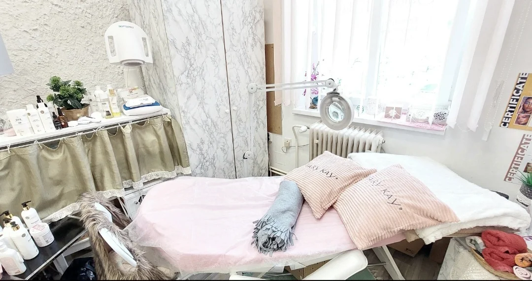 Balíčky plné péče pro dámy: terapie světlem, indická masáž hlavy, intenzivní anti-ageing, či kolagenové nitě