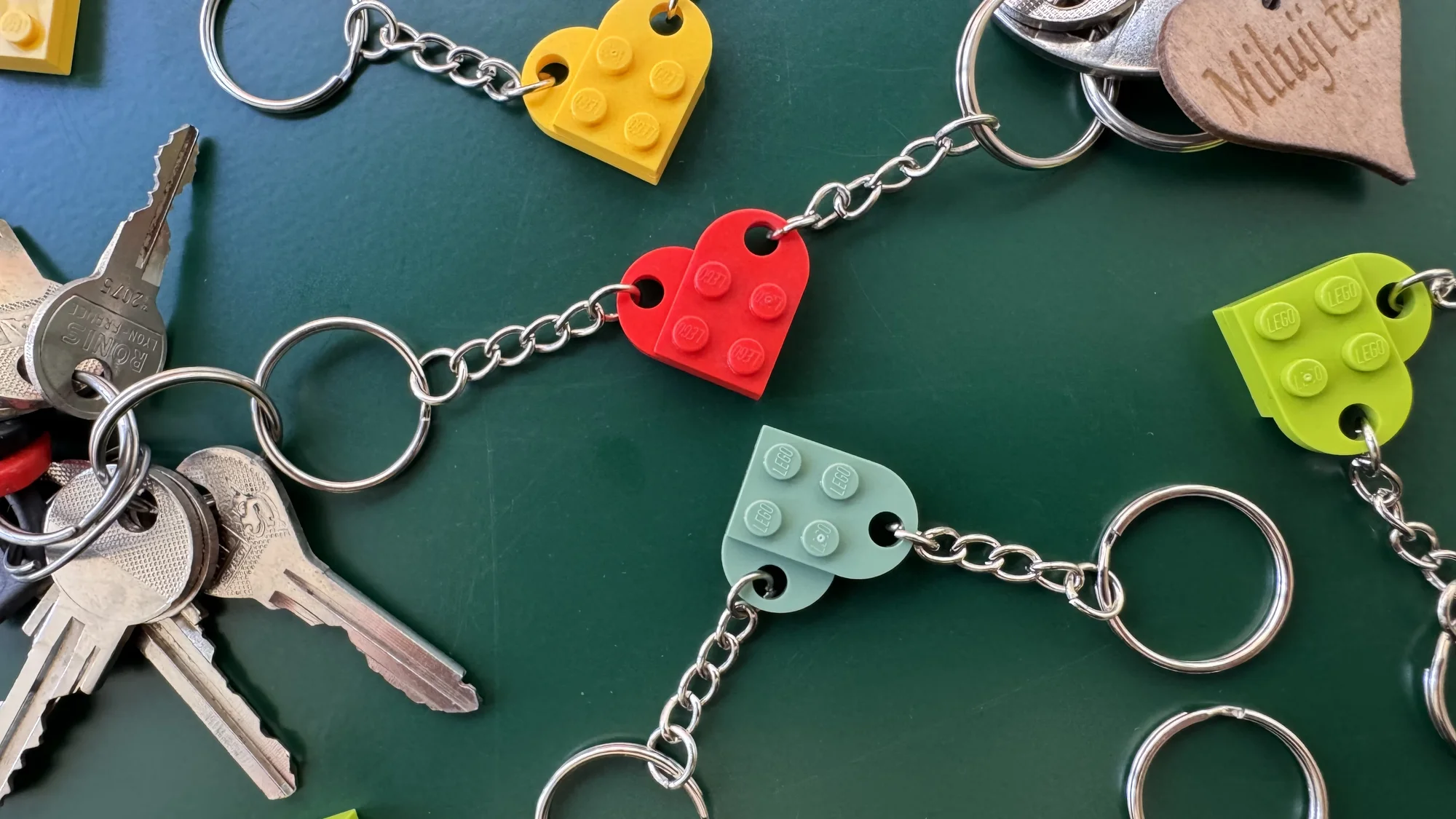 LEGO® figurky, klíčenka pro páry nebo kostky na váhu dle vlastního výběru