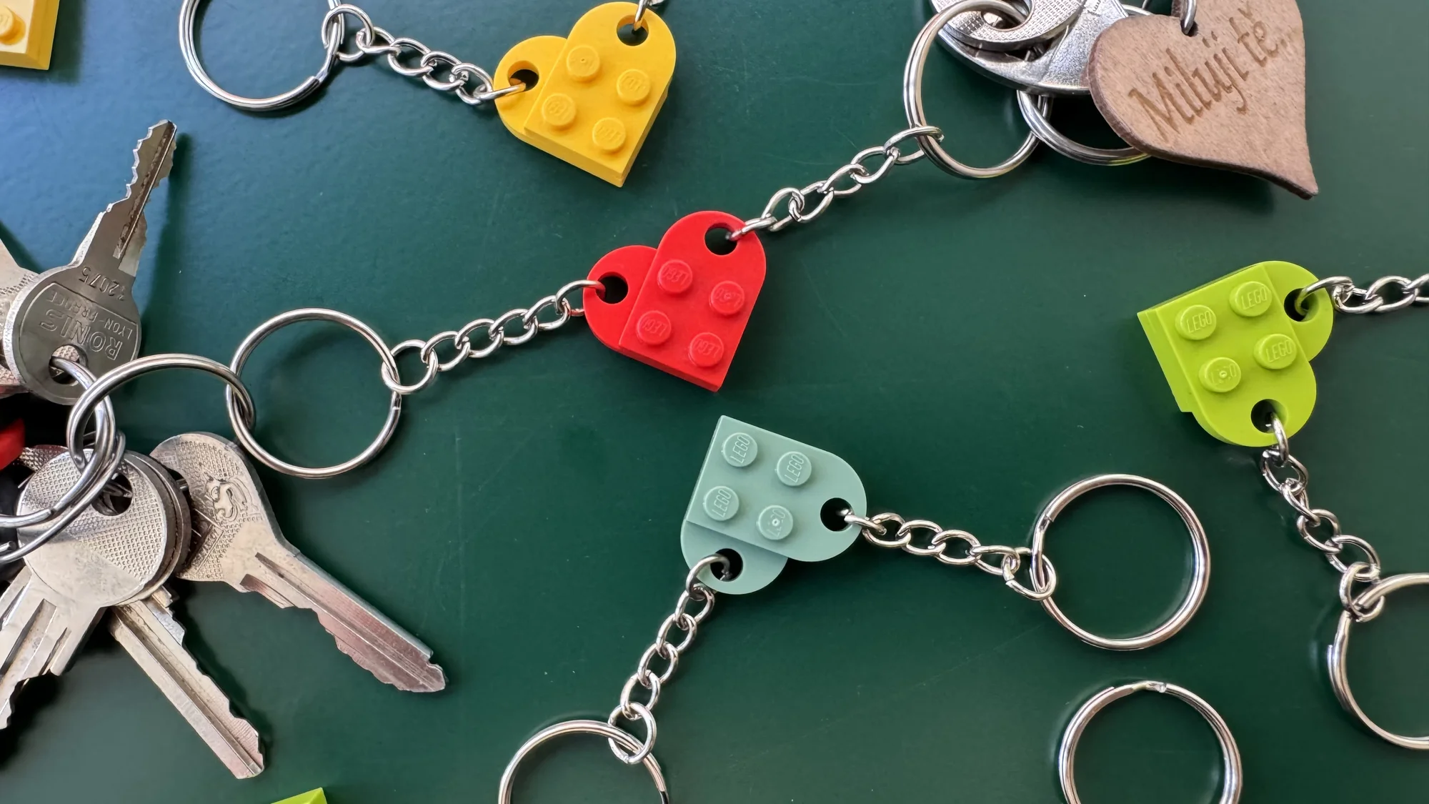 LEGO® figurky, klíčenka pro páry nebo kostky na váhu dle vlastního výběru