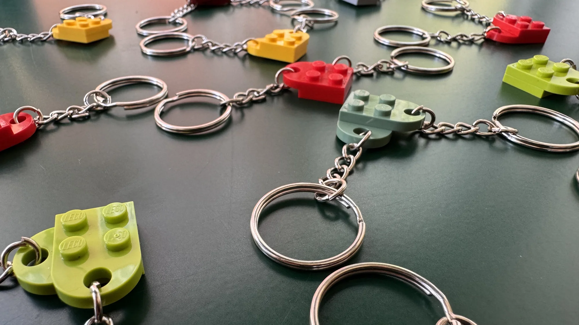 LEGO® figurky, klíčenka pro páry nebo kostky na váhu dle vlastního výběru