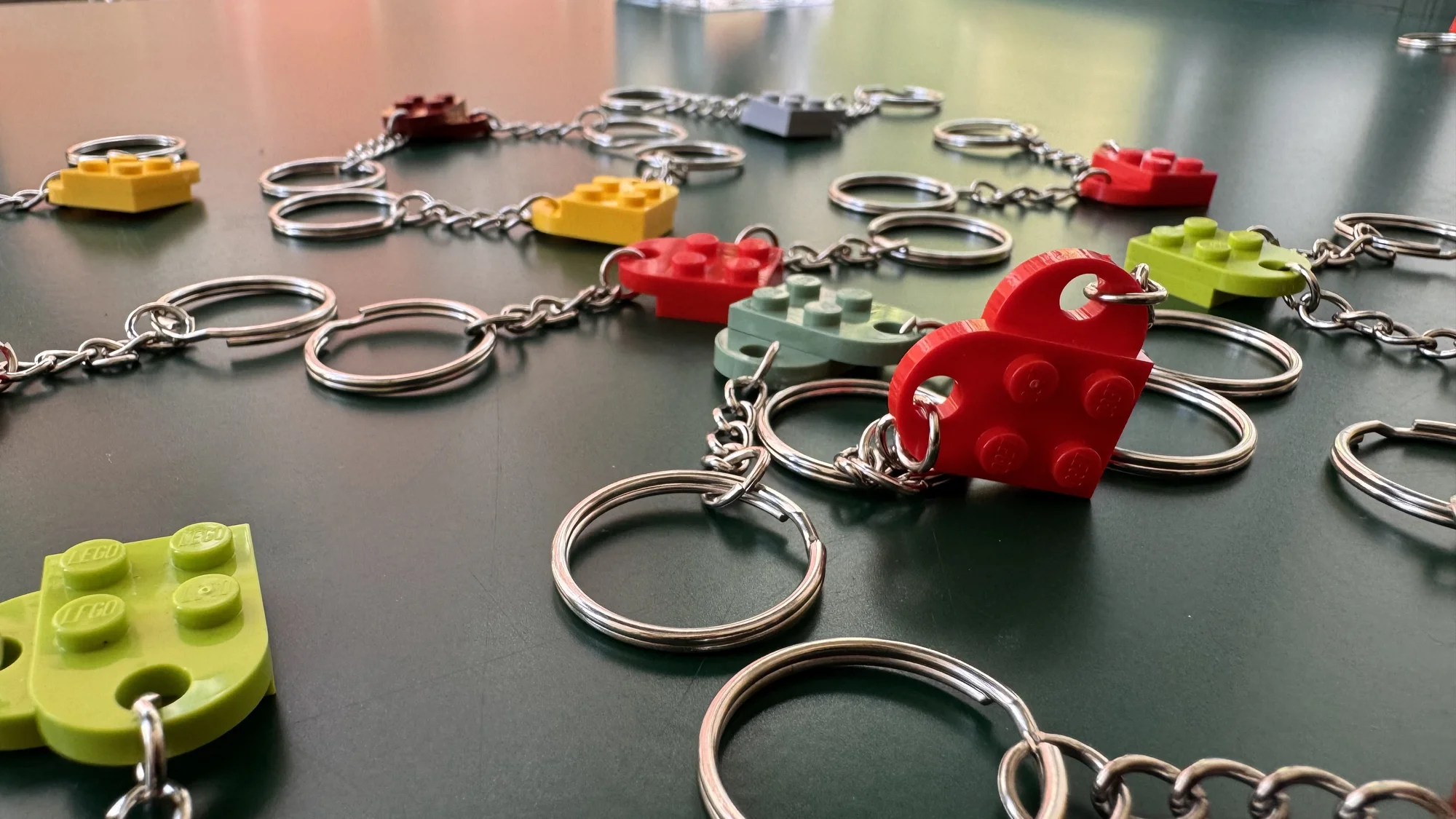 LEGO® figurky, klíčenka pro páry nebo kostky na váhu dle vlastního výběru