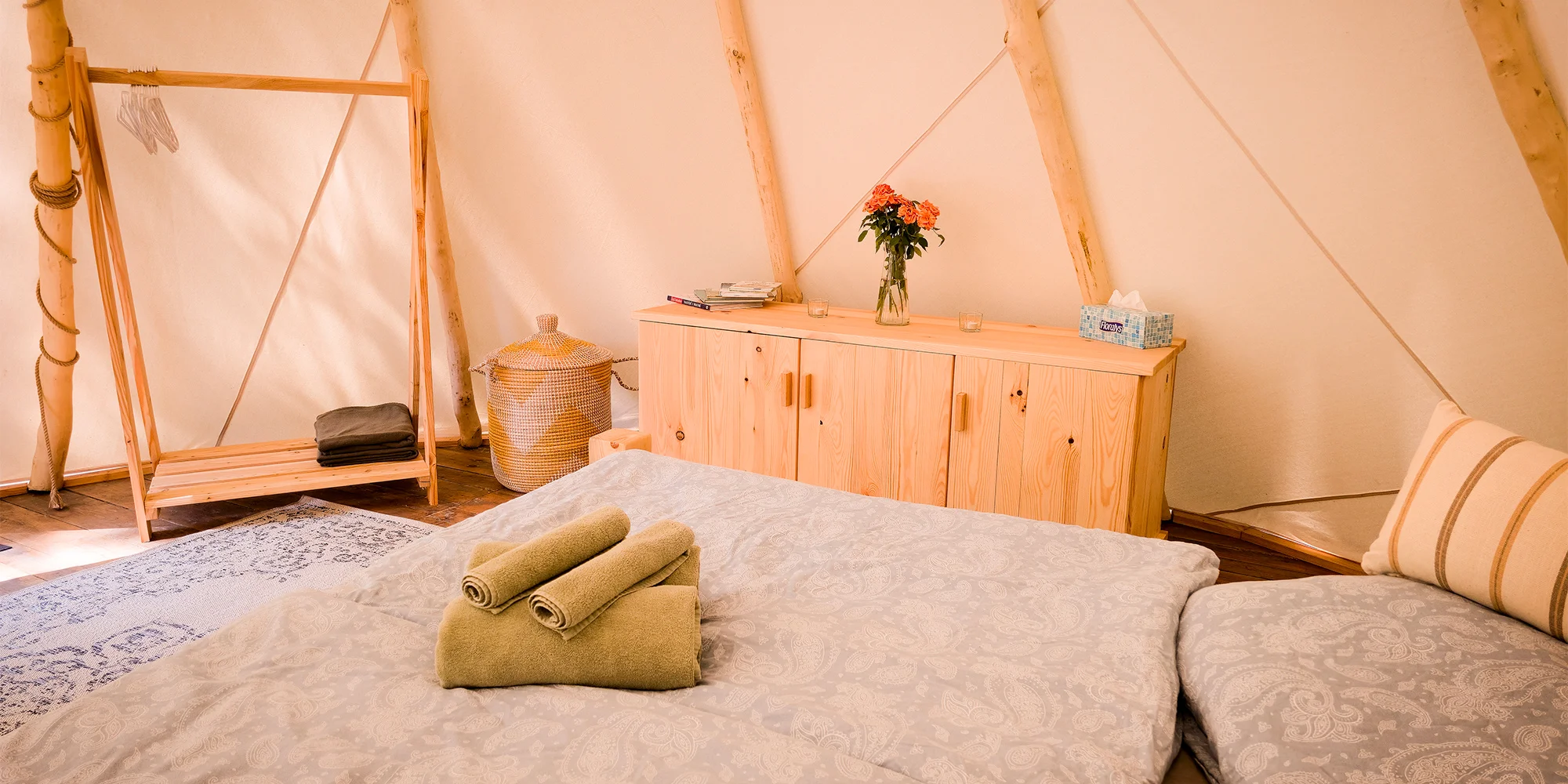 Zážitkové nocování ve vybaveném teepee: sprcha s teplou vodou, solární elektřina i koupací sud