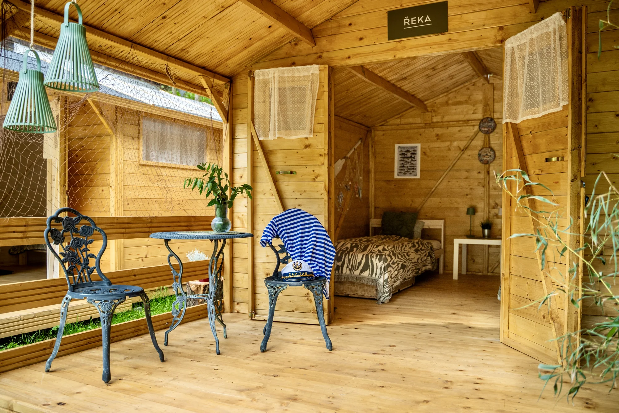Dovolená ve středních Čechách pro vášnivé vodáky i turisty: pokoj nebo chatka přímo u břehu řeky Sázavy