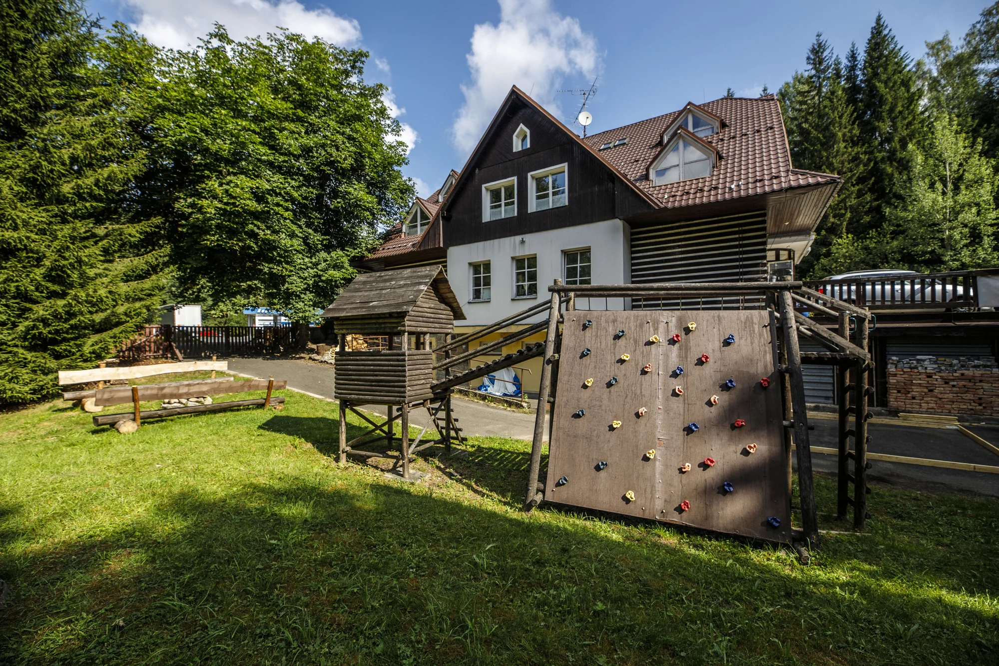 Malebná roubenka s polopenzí na okraji Harrachova
