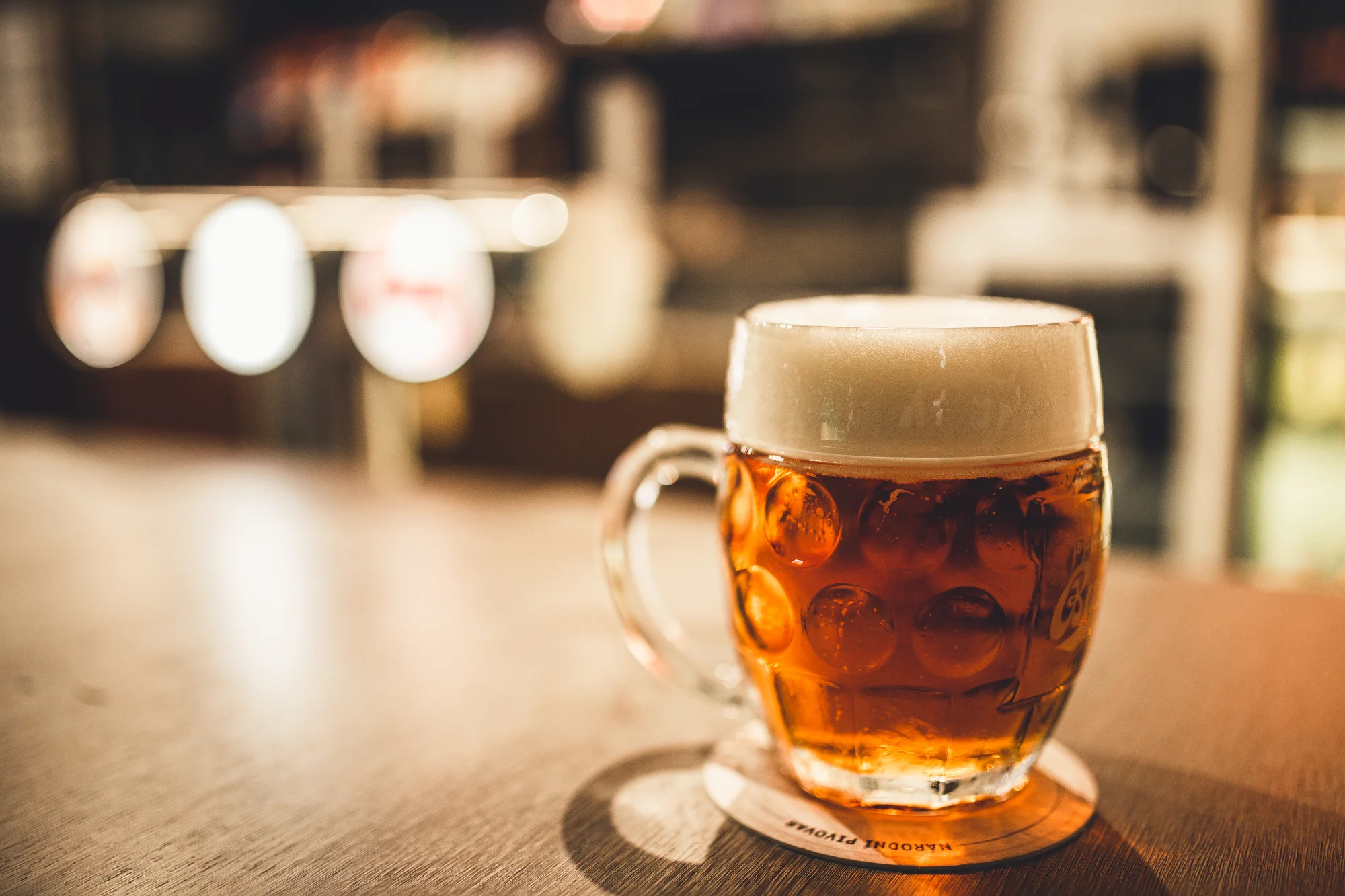Zábava v kulečníkové herně: pivo, kulečník a šipky na hodinu nebo celý večer i lekce s trenérem