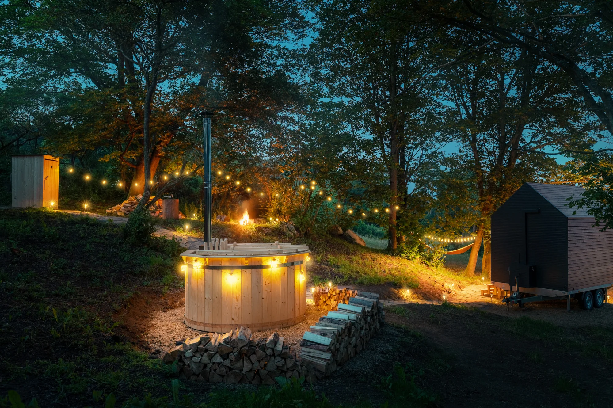 Vybavený tiny house uprostřed Balinského údolí: přírodní vyhřívaný sud, gril i parkování zdarma