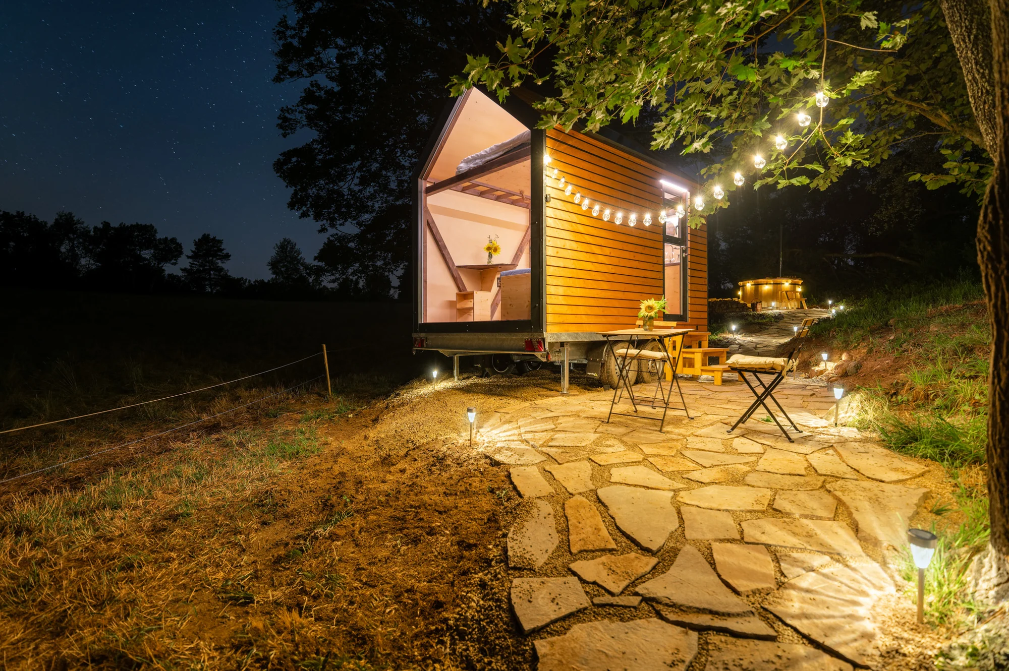 Vybavený tiny house uprostřed Balinského údolí: přírodní vyhřívaný sud, gril i parkování zdarma