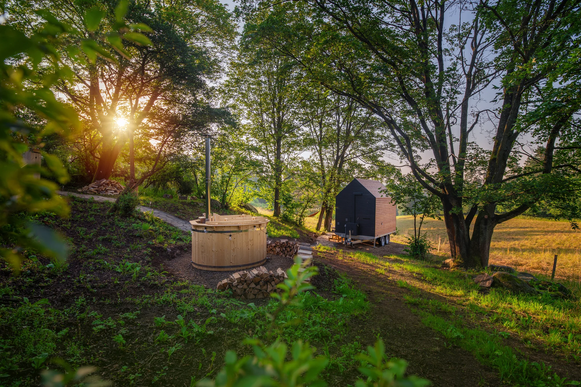 Vybavený tiny house uprostřed Balinského údolí: přírodní vyhřívaný sud, gril i parkování zdarma