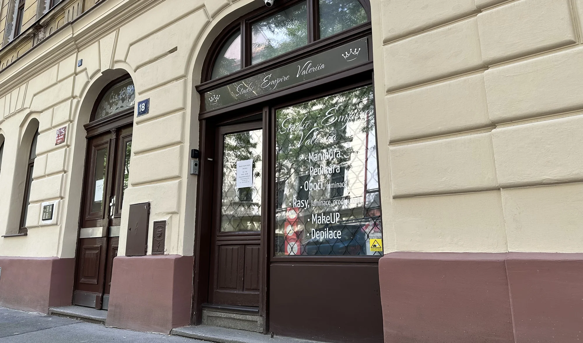 Prémiová péče o řasy a obočí: úprava, barvení i laminace s výživou v salonu na Vinohradech