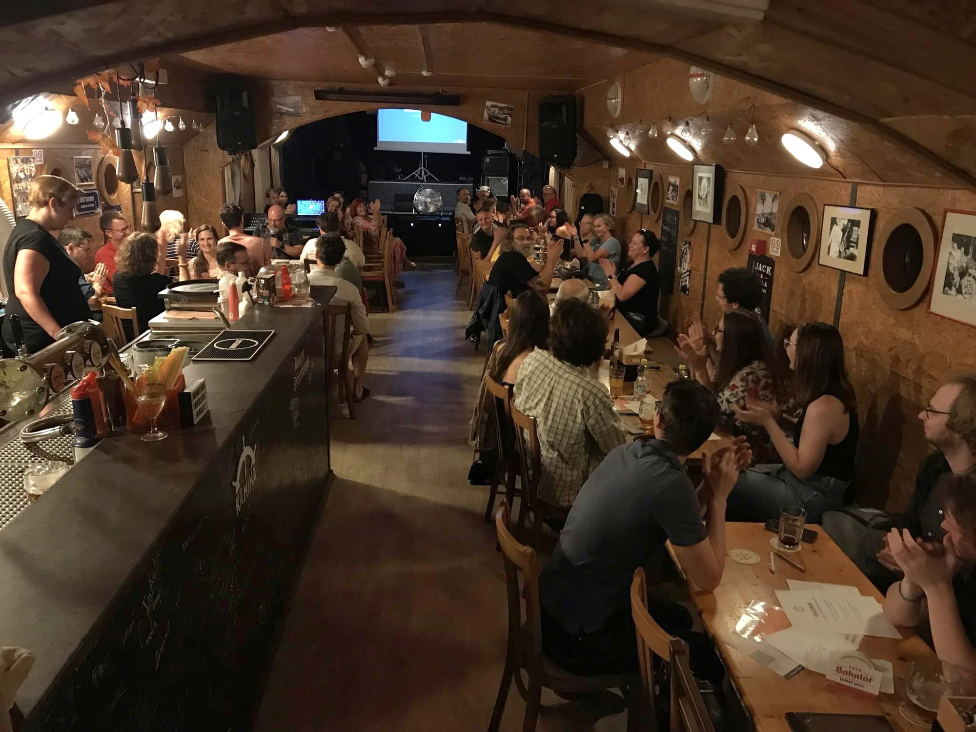 Hodnotový voucher na 250–500 Kč na cokoli z menu lodi Kamina na Vltavě