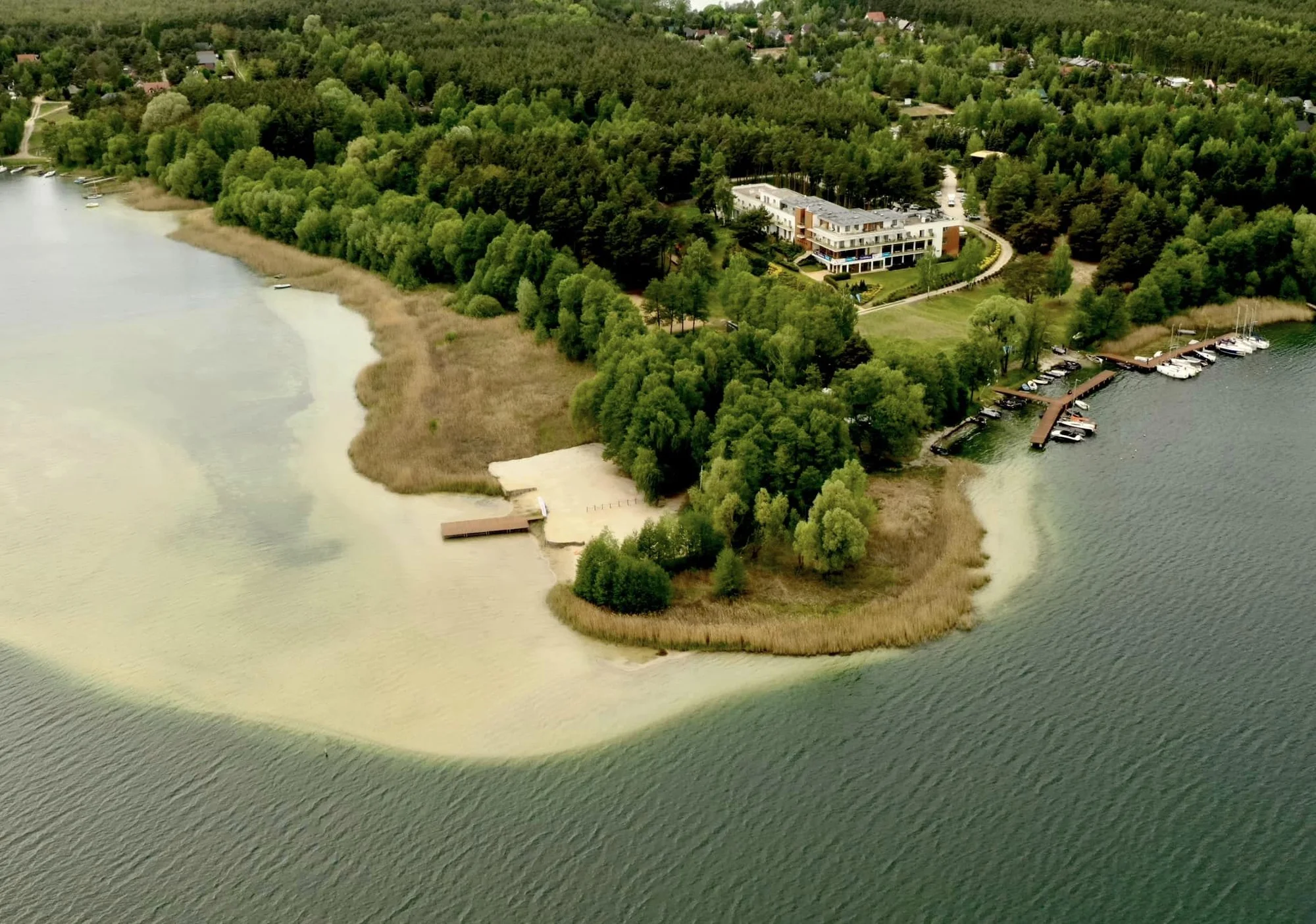4* hotel u malebného polského jezera v srdci přírodní rezervace: jídlo, wellness a až 2 děti zdarma