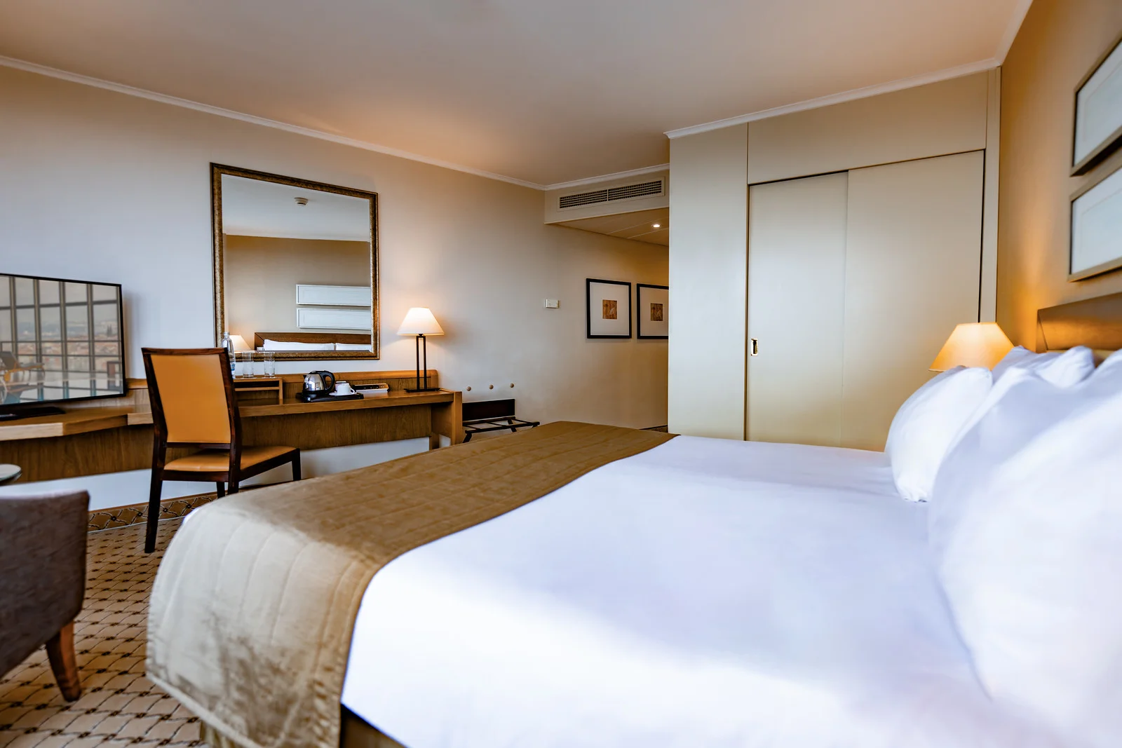 Grand Hotel Prague Towers***** s parádním výhledem: snídaně, parkování i wellness