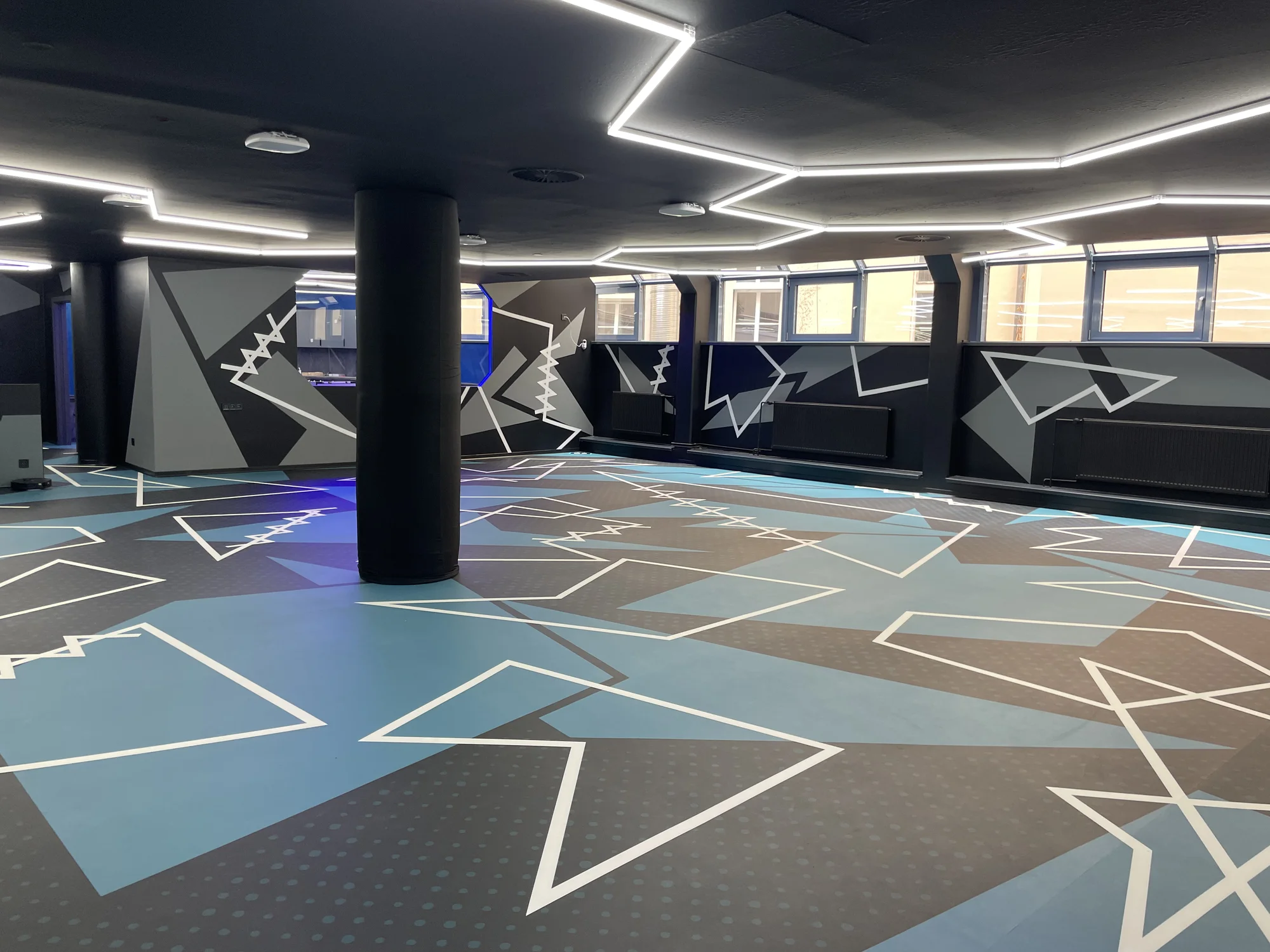 Nová úroveň virtuální reality pro 1-5 lidí: volný pohyb v aréně na ploše 150 m², nápoj v ceně