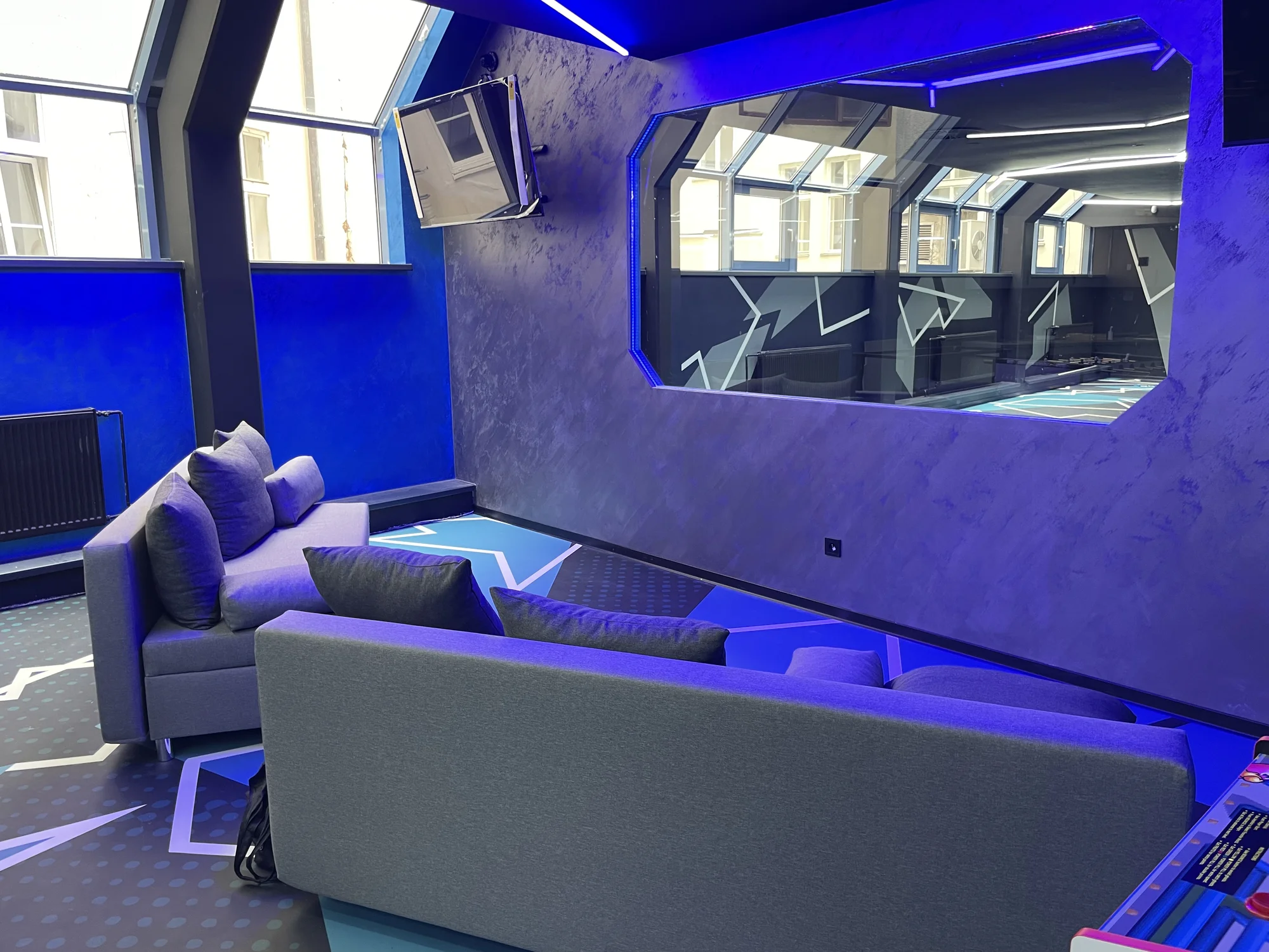 Nová úroveň virtuální reality pro 1-5 lidí: volný pohyb v aréně na ploše 150 m², nápoj v ceně