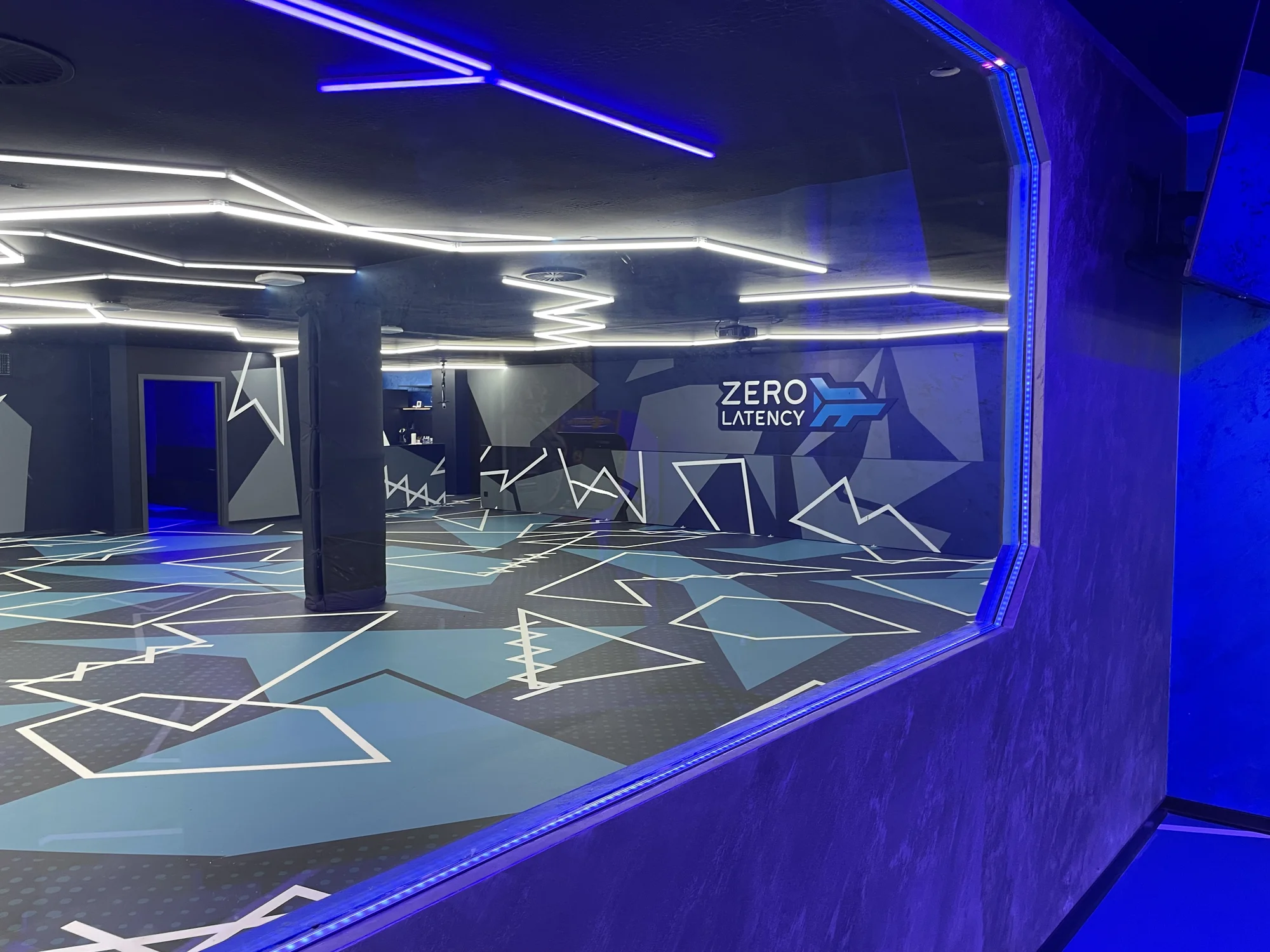 Nová úroveň virtuální reality pro 1-5 lidí: volný pohyb v aréně na ploše 150 m², nápoj v ceně