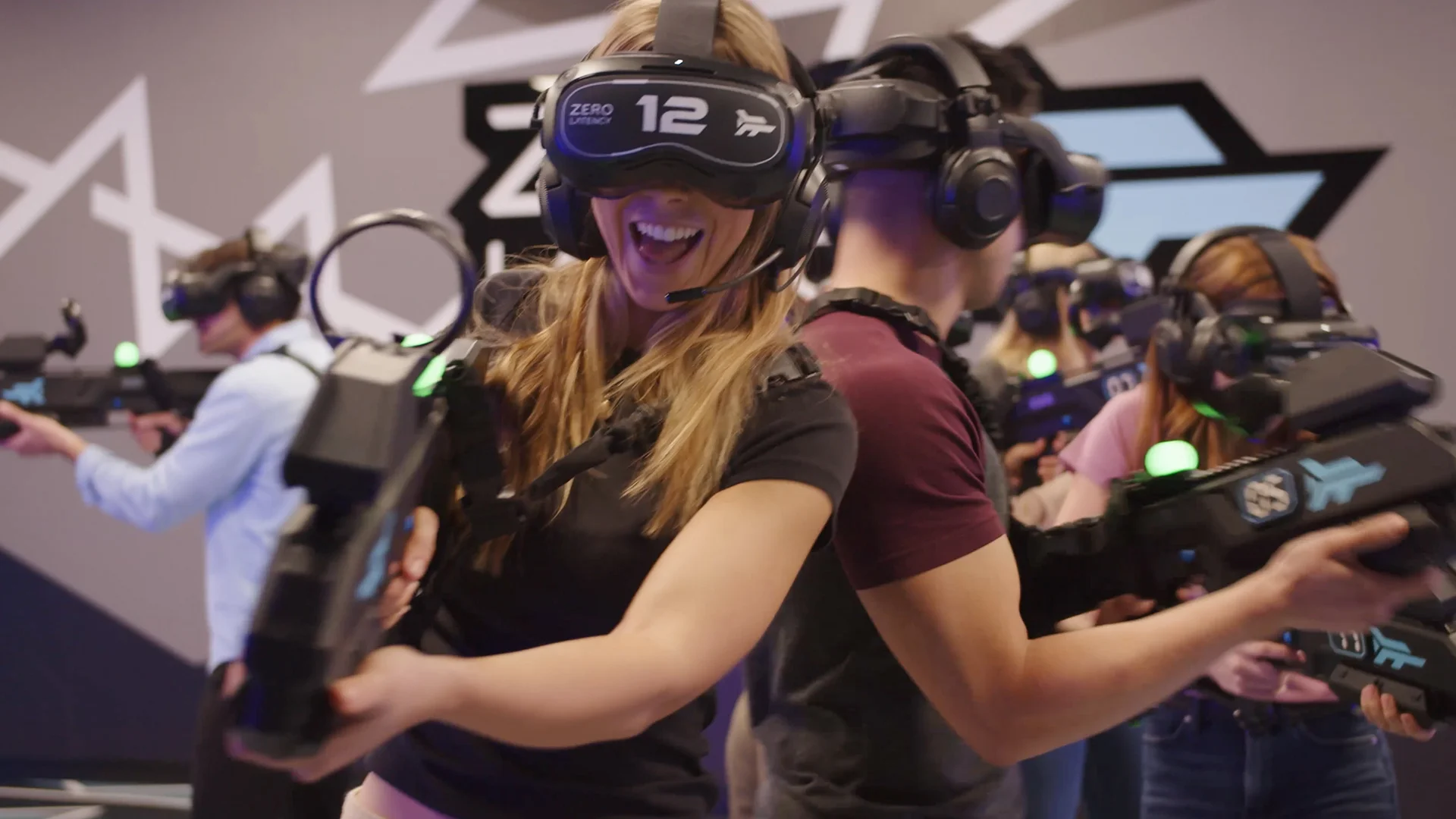 Nová úroveň virtuální reality pro 1-5 lidí: volný pohyb v aréně na ploše 150 m², nápoj v ceně