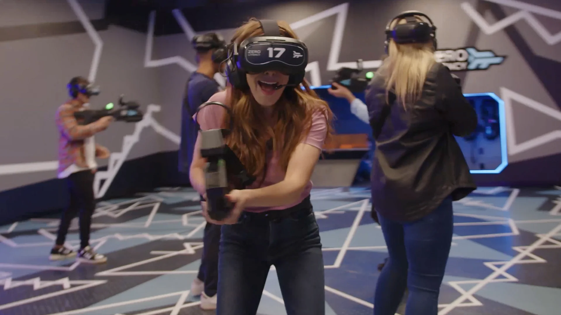 Nová úroveň virtuální reality pro 1-5 lidí: volný pohyb v aréně na ploše 150 m², nápoj v ceně