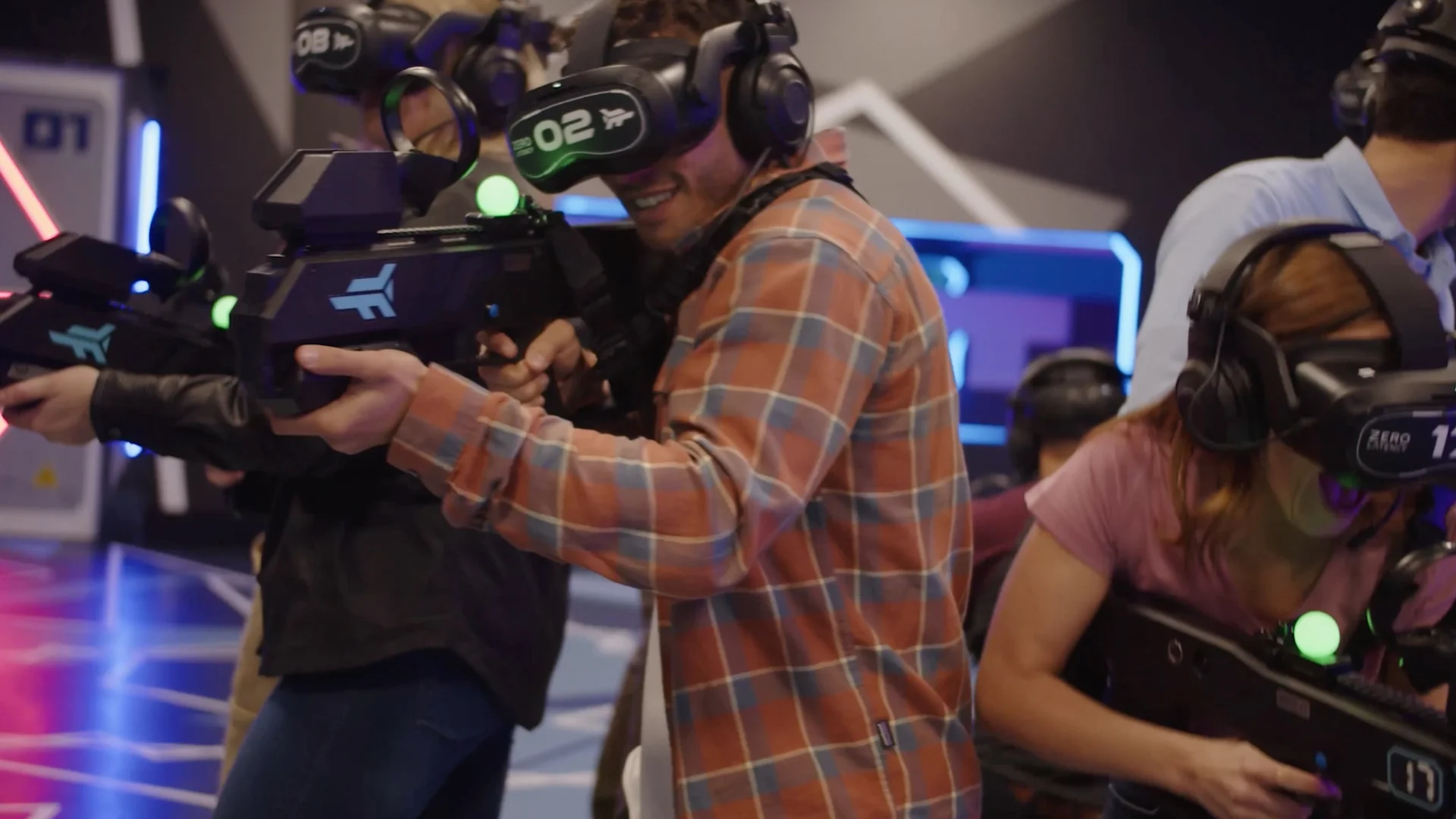 Nová úroveň virtuální reality pro 1-5 lidí: volný pohyb v aréně na ploše 150 m², nápoj v ceně