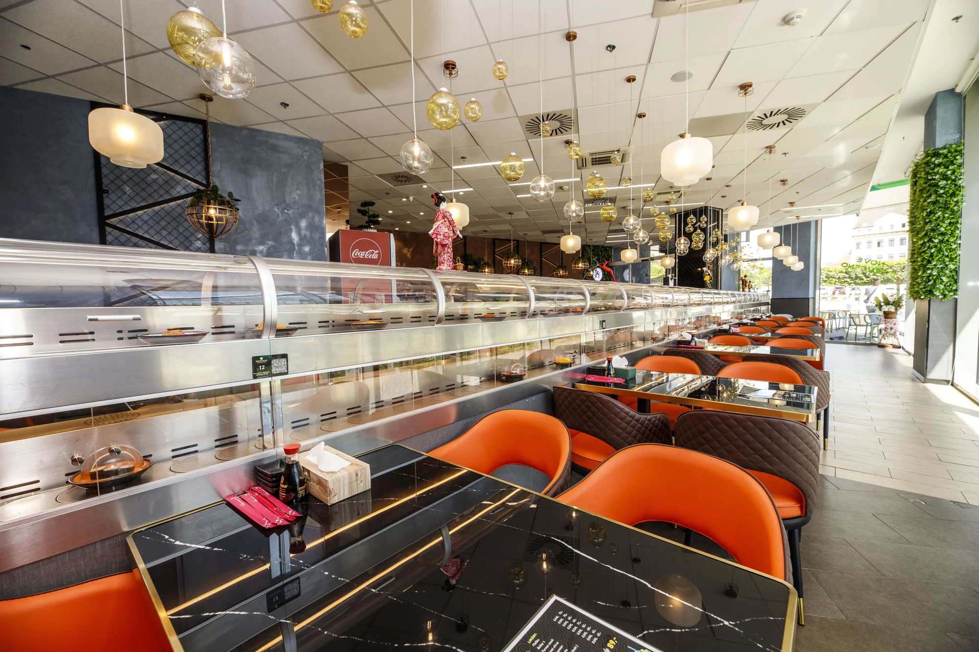 Running sushi: 1,5 hodiny neomezené konzumace sushi a dalších asijských specialit