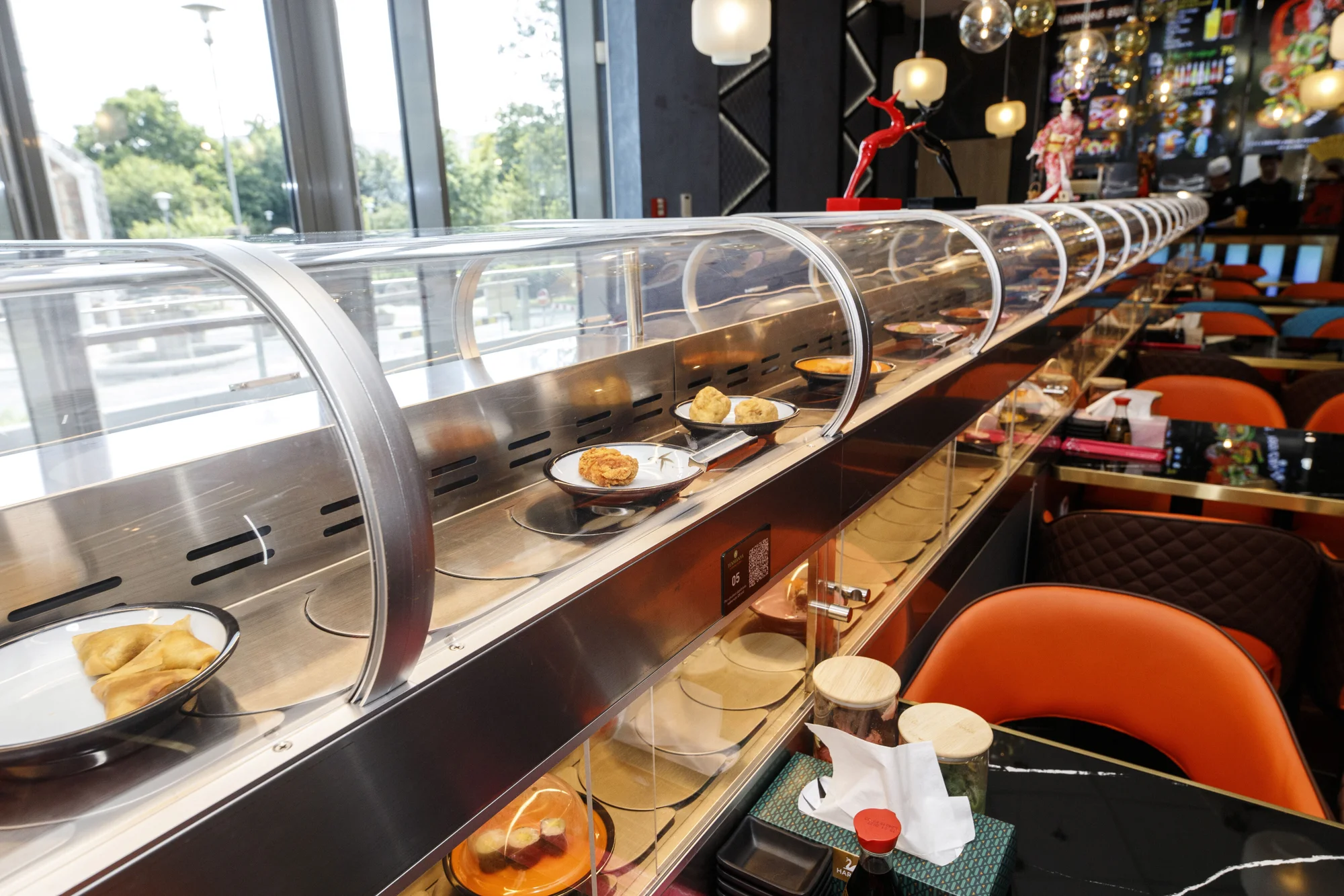 Running sushi: 1,5 hodiny neomezené konzumace sushi a dalších asijských specialit