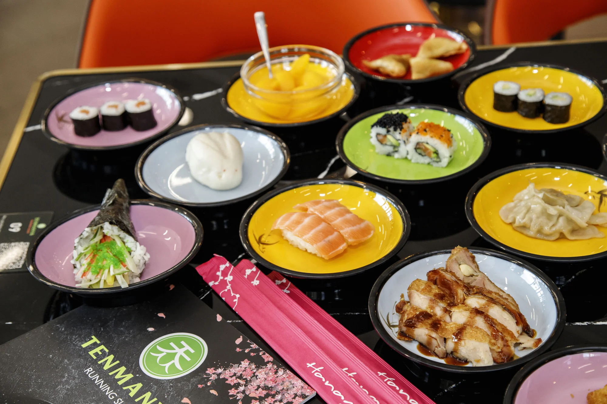 Running sushi: 1,5 hodiny neomezené konzumace sushi a dalších asijských specialit