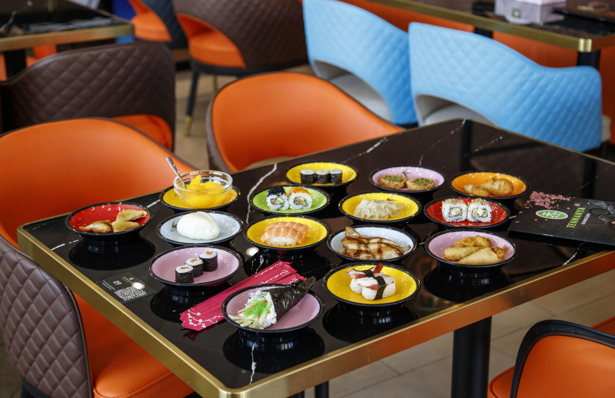 Running sushi: 1,5 hodiny neomezené konzumace sushi a dalších asijských specialit