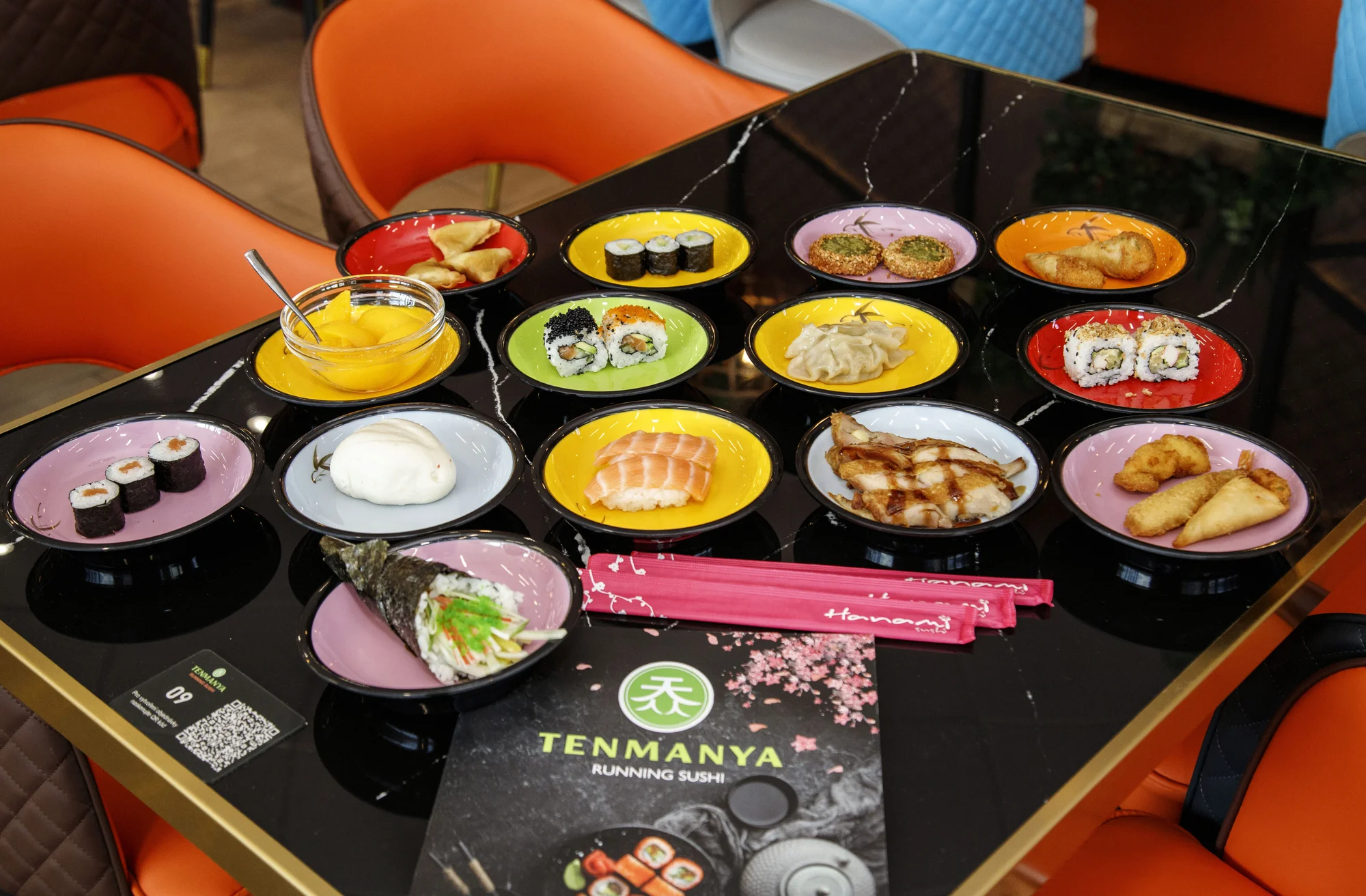 Running sushi: 1,5 hodiny neomezené konzumace sushi a dalších asijských specialit