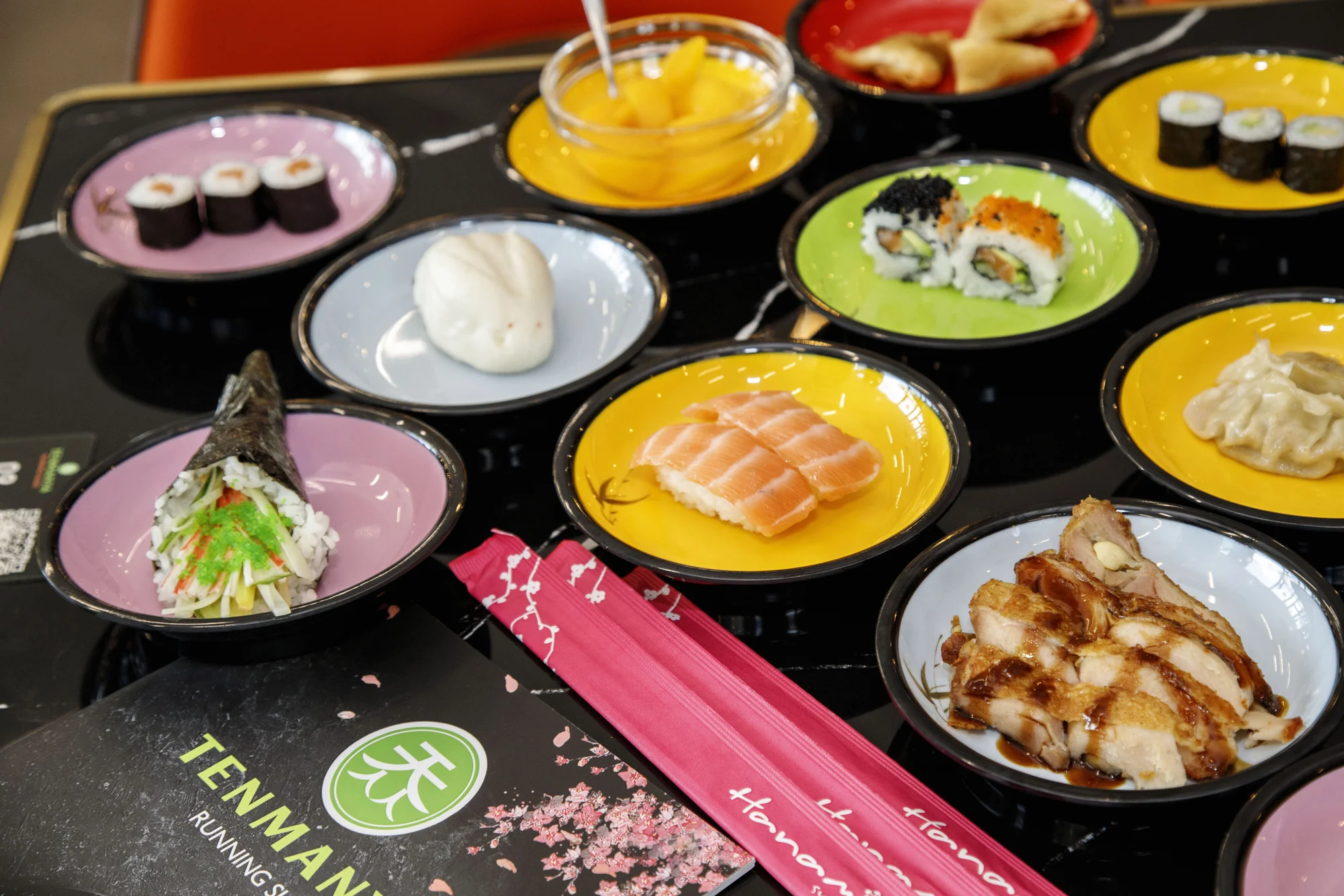 Running sushi: 1,5 hodiny neomezené konzumace sushi a dalších asijských specialit