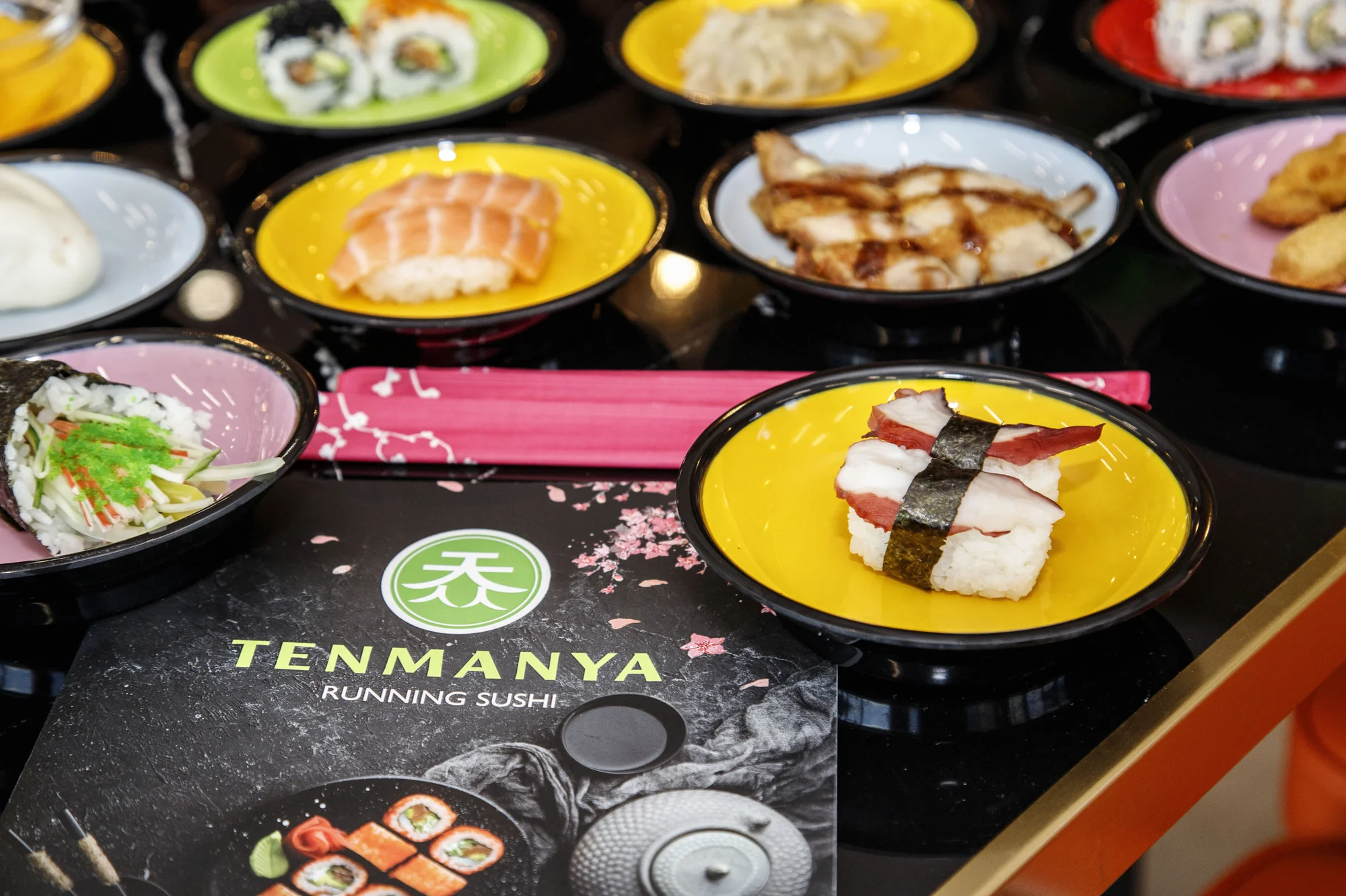 Running sushi: 1,5 hodiny neomezené konzumace sushi a dalších asijských specialit