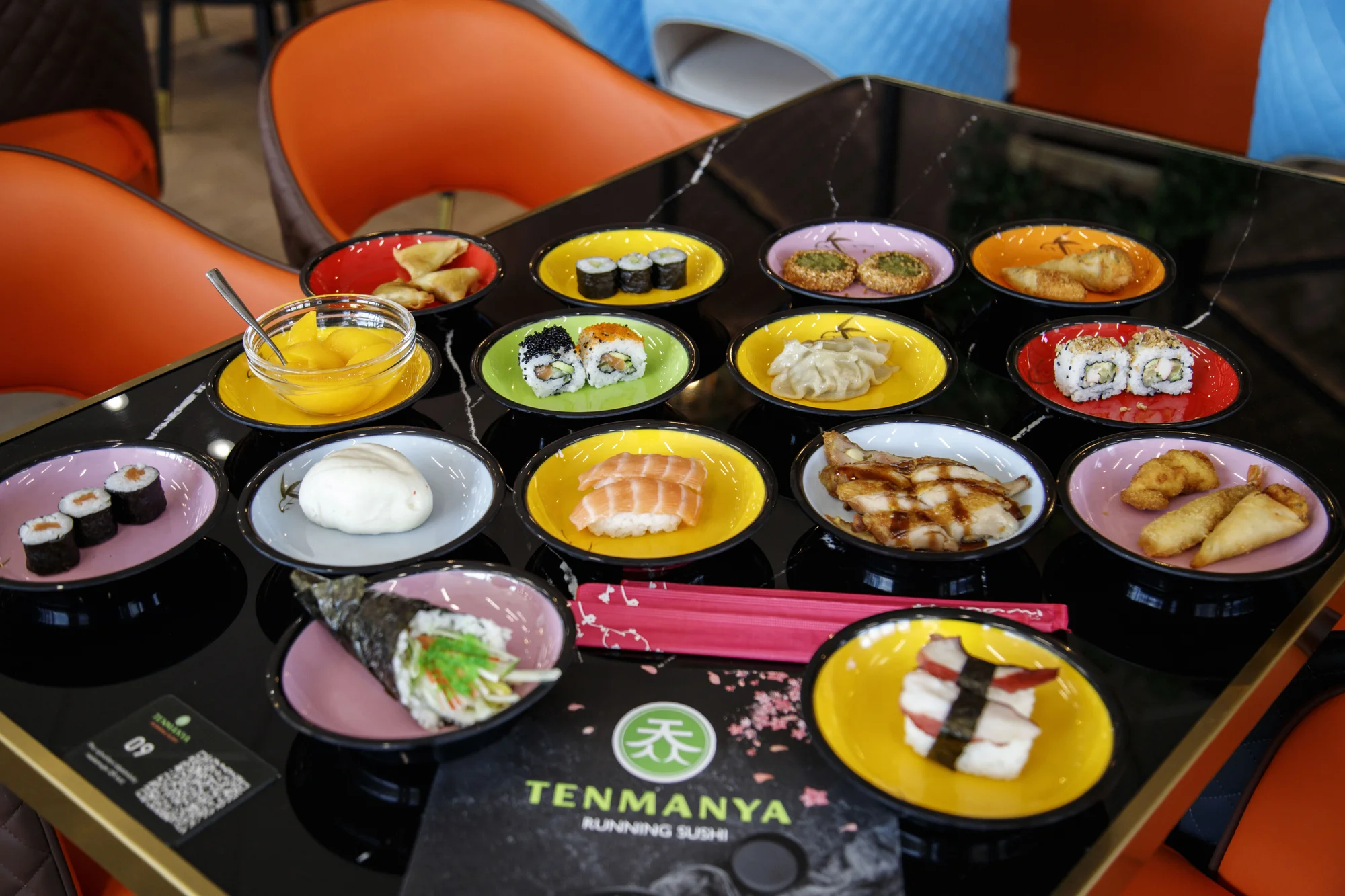 Running sushi: 1,5 hodiny neomezené konzumace sushi a dalších asijských specialit