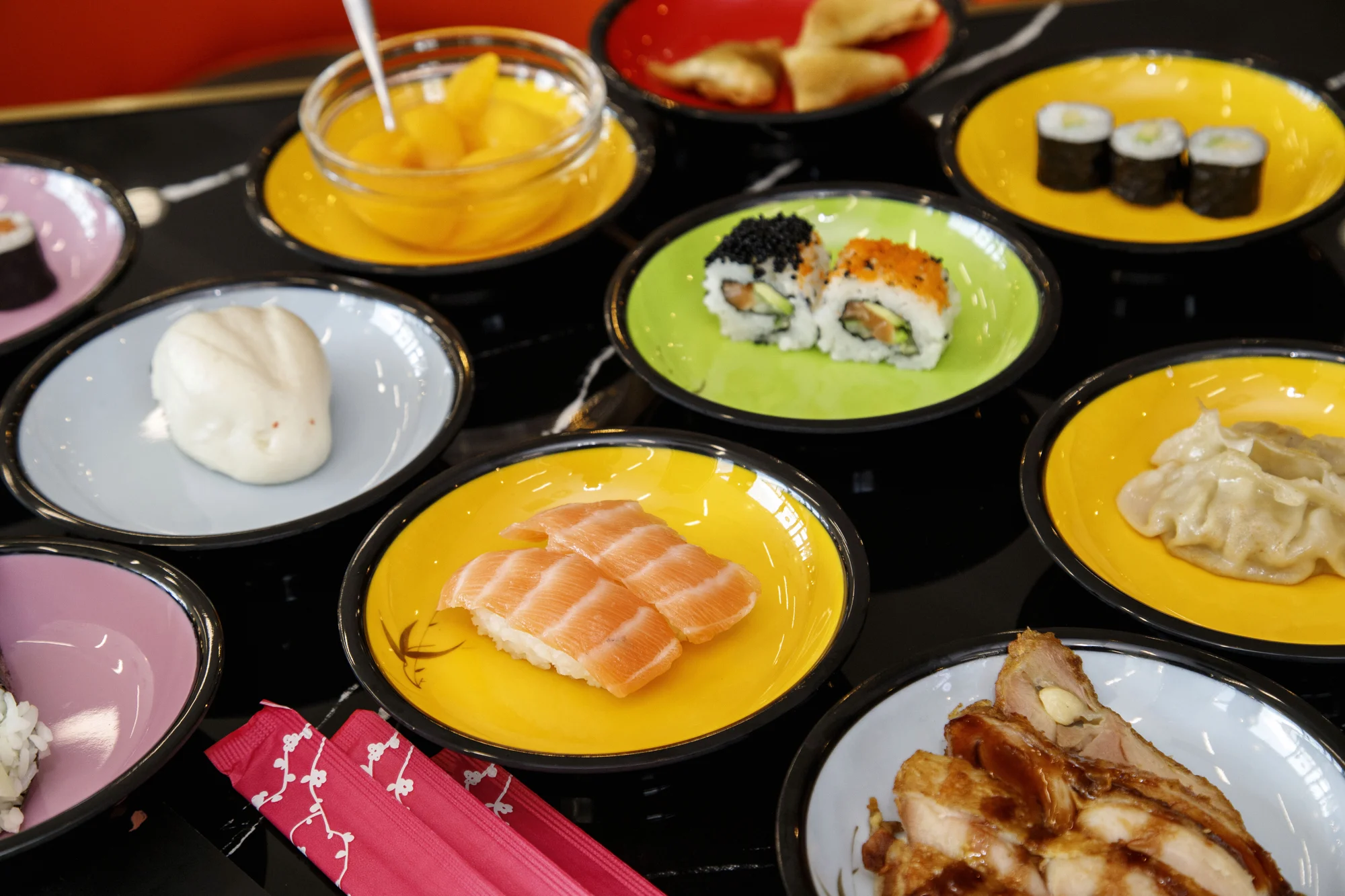 Running sushi: 1,5 hodiny neomezené konzumace sushi a dalších asijských specialit