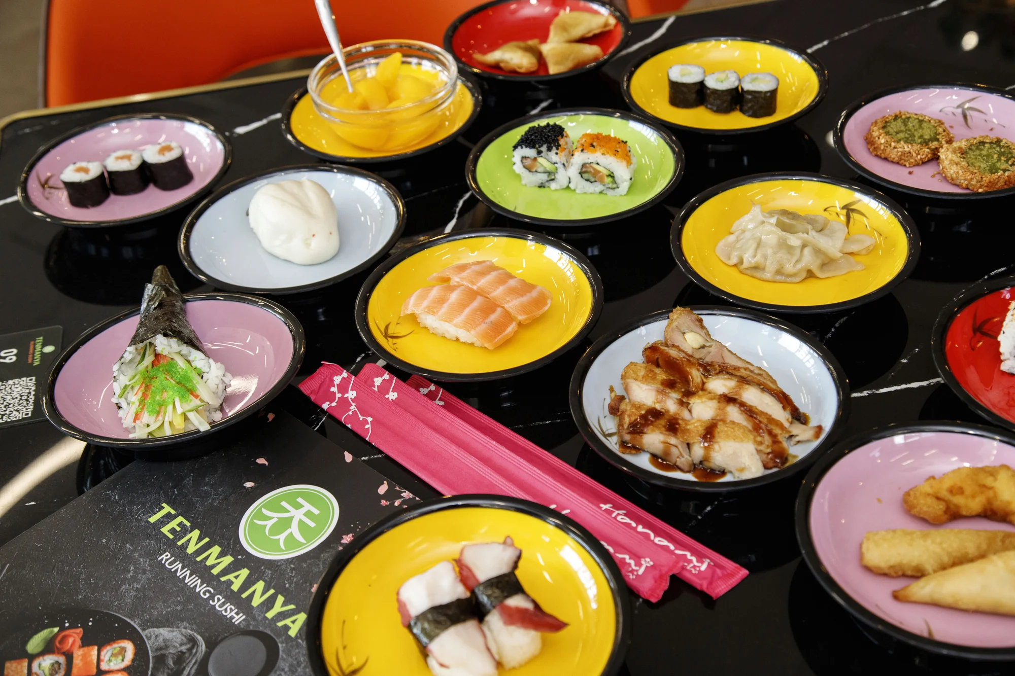 Running sushi: 1,5 hodiny neomezené konzumace sushi a dalších asijských specialit