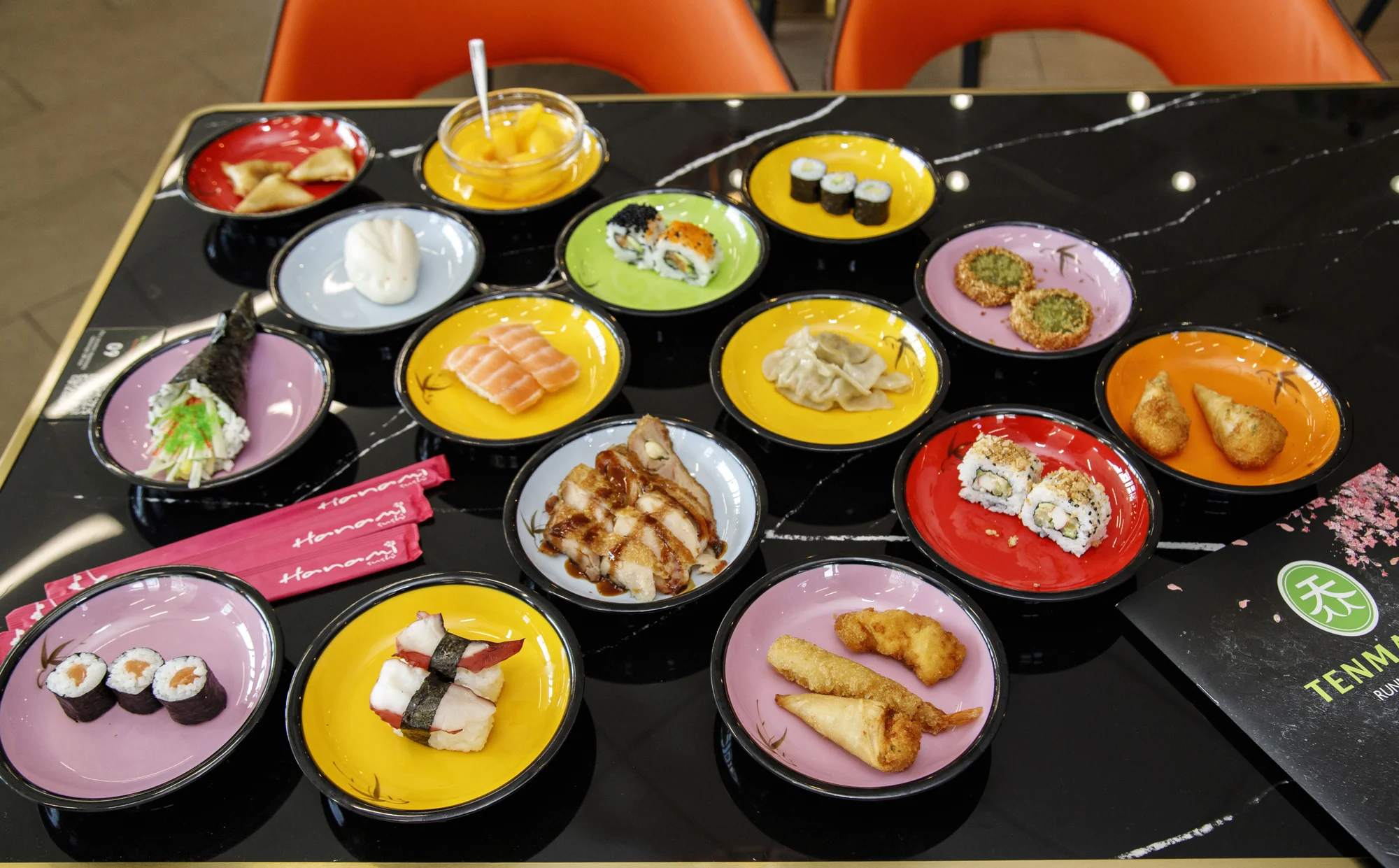 Running sushi: 1,5 hodiny neomezené konzumace sushi a dalších asijských specialit