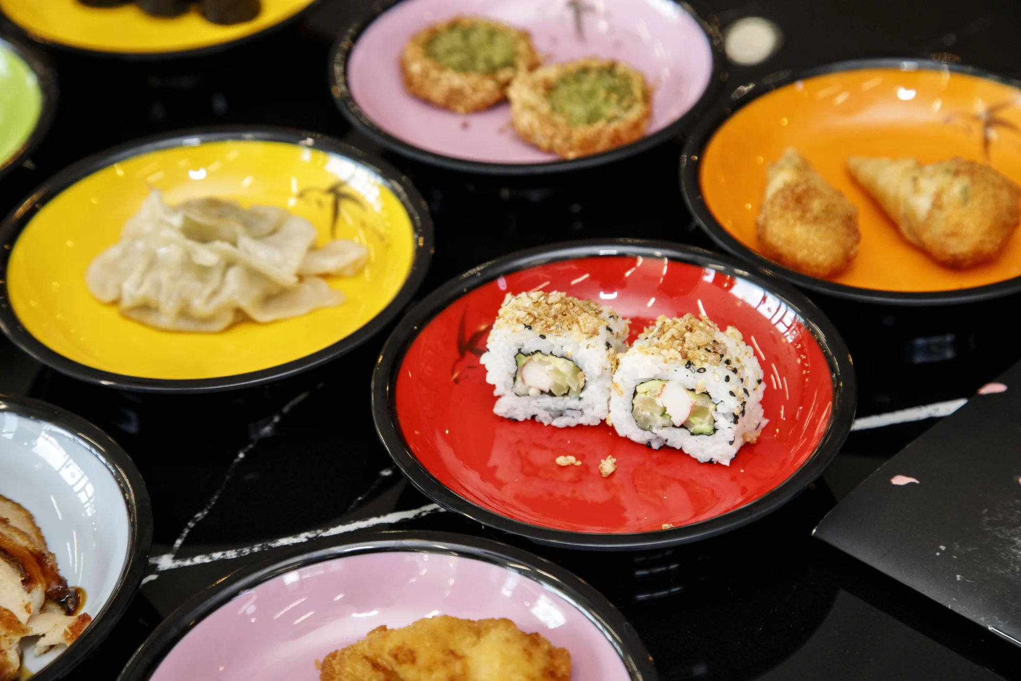 Running sushi: 1,5 hodiny neomezené konzumace sushi a dalších asijských specialit