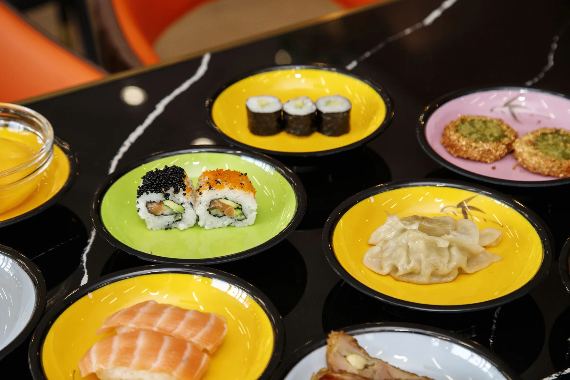 Running sushi: 1,5 hodiny neomezené konzumace sushi a dalších asijských specialit