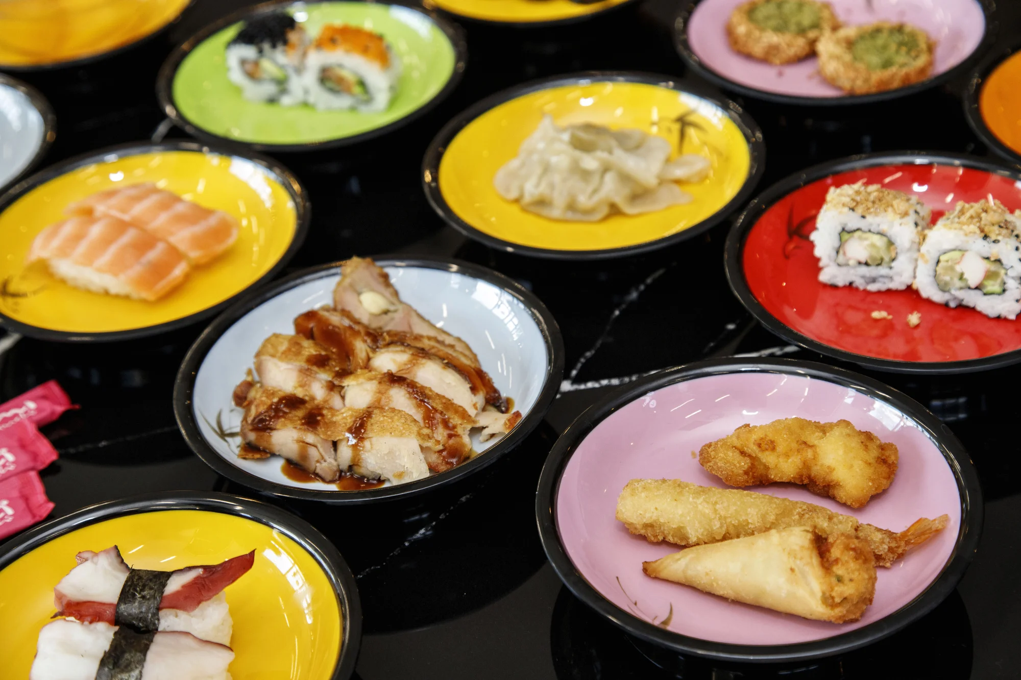 Running sushi: 1,5 hodiny neomezené konzumace sushi a dalších asijských specialit