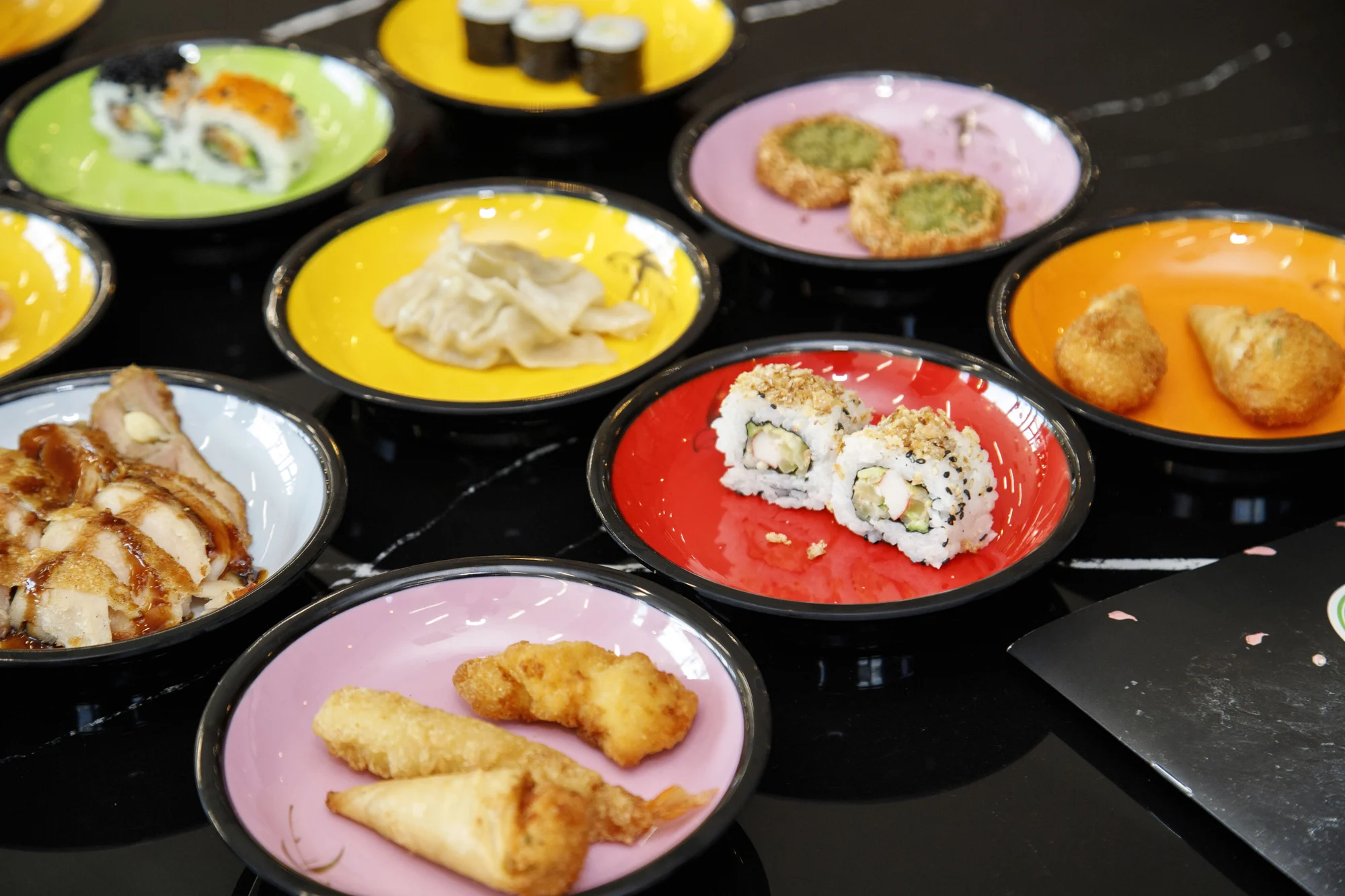 Running sushi: 1,5 hodiny neomezené konzumace sushi a dalších asijských specialit
