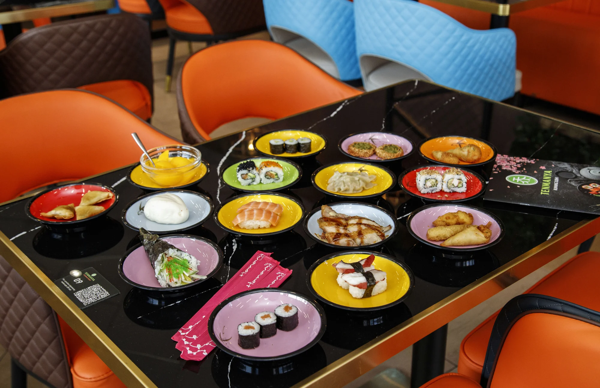 Running sushi: 1,5 hodiny neomezené konzumace sushi a dalších asijských specialit