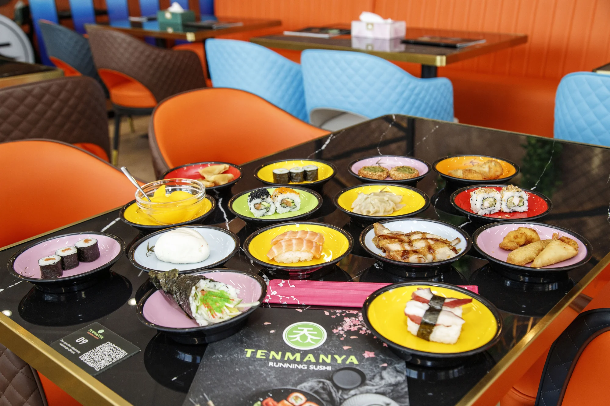 Running sushi: 1,5 hodiny neomezené konzumace sushi a dalších asijských specialit